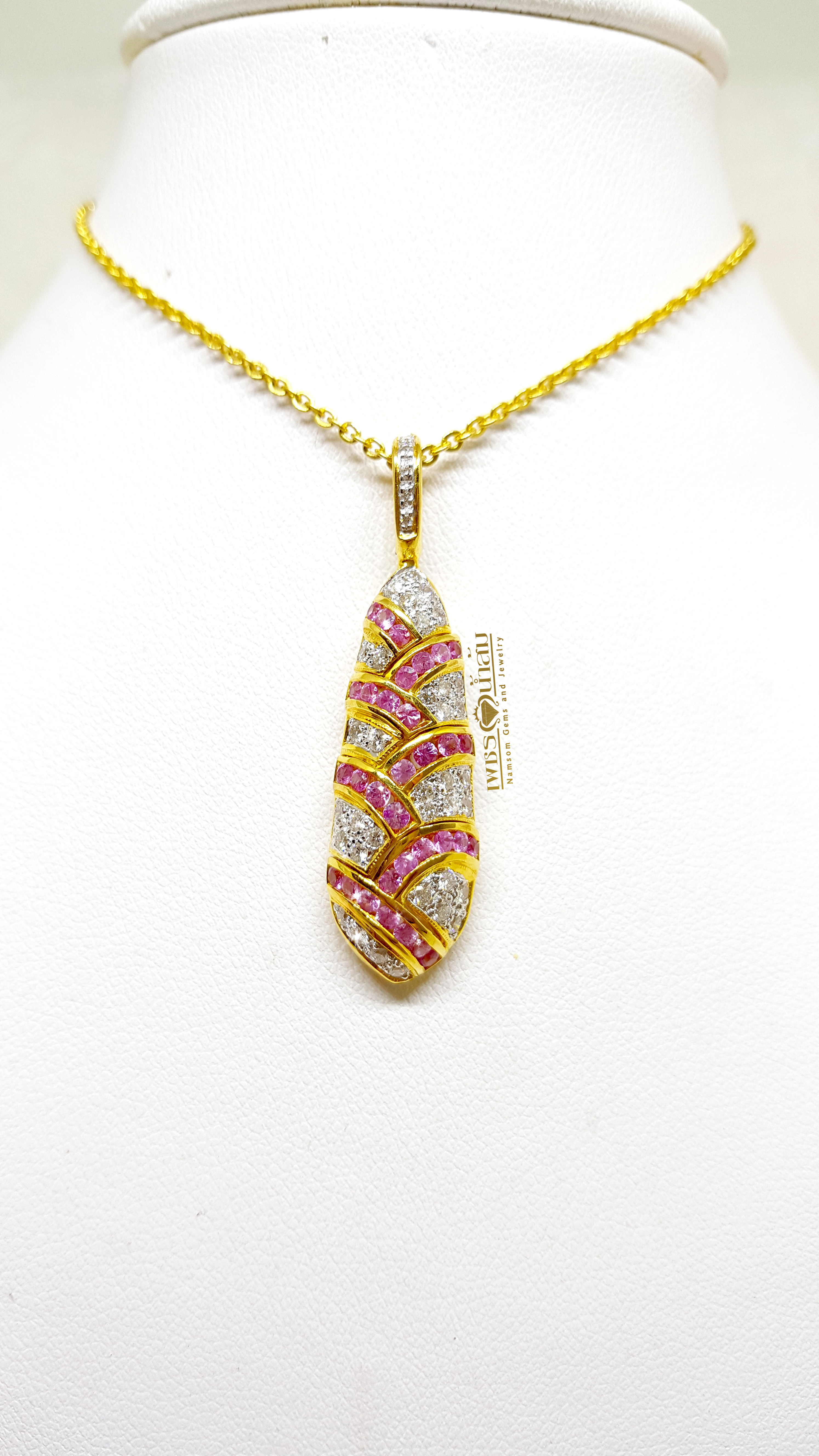 จี้เพชรแท้ ประดับคาดด้วยแซปไฟร์สีชมพู Pink Sapphire ตัวเรือนออกแบบทรงดักแด้ก่อนจะเป็นผีเสื้อ งานเข้าขั้นงามคลาสสิก และอ่อนช้อยยิ่ง