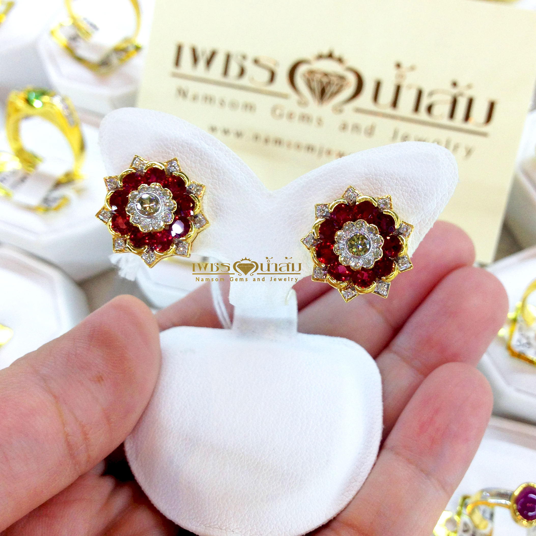ต่างหูทับทิม ทรงไทย ตกแต่งล้อมด้วยเพชรแท้ น้ำ98บนตัวเรือนทองแท้ 22K ทั้งตัวเรือน