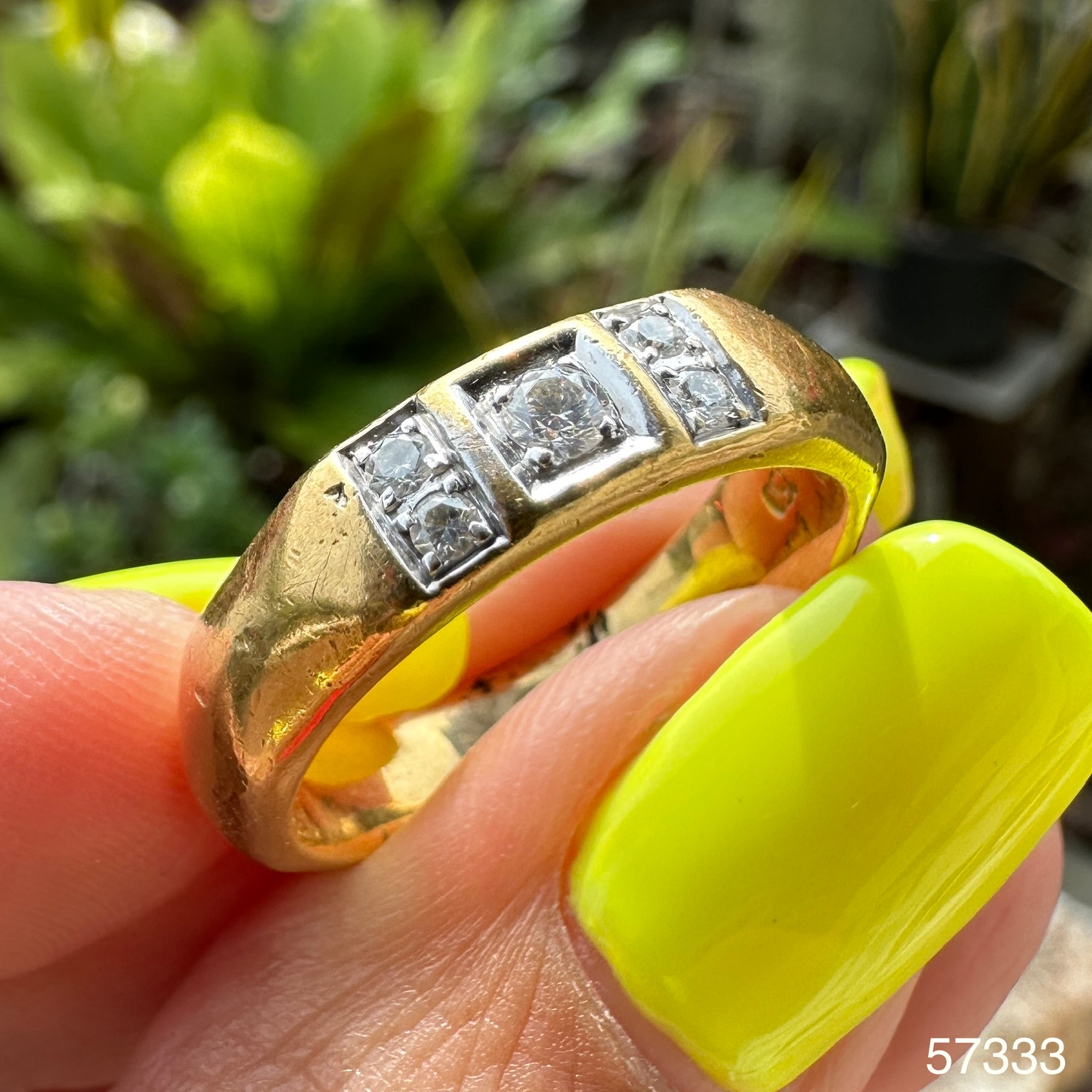 รหัส 57333 แหวน เพชรเดี่ยว 1 เม็ด 0.05 กะรัต ฝังเพชร 4 เม็ด 0.04 กะรัต ทอง18K งานสวยมาก นน. 10.19 g