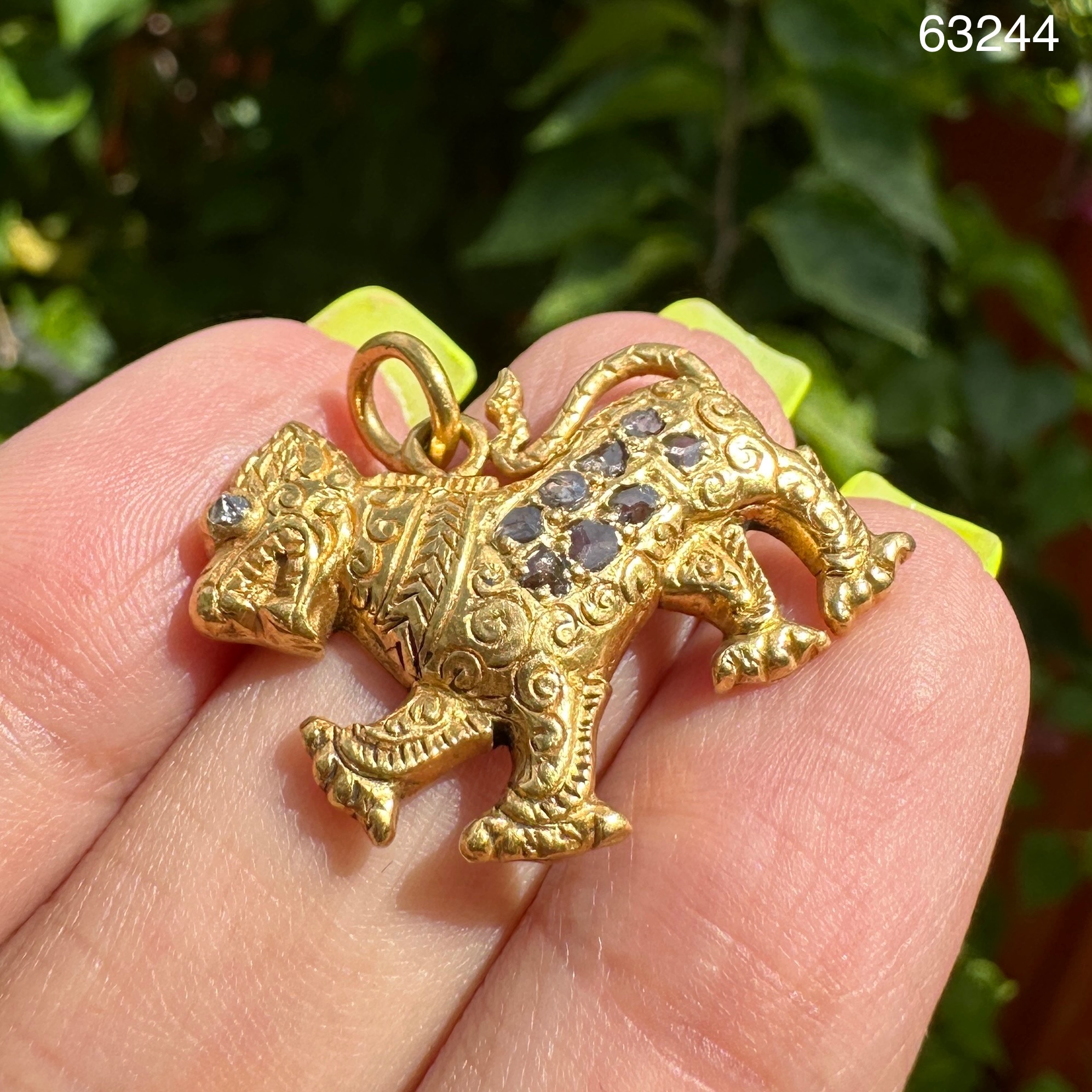 รหัส 63244 จี้ สิงห์ ฝังเพชรซีก ทอง90 งานสวย แปลกตา น่าสะสมมาก นน. 5.34 g