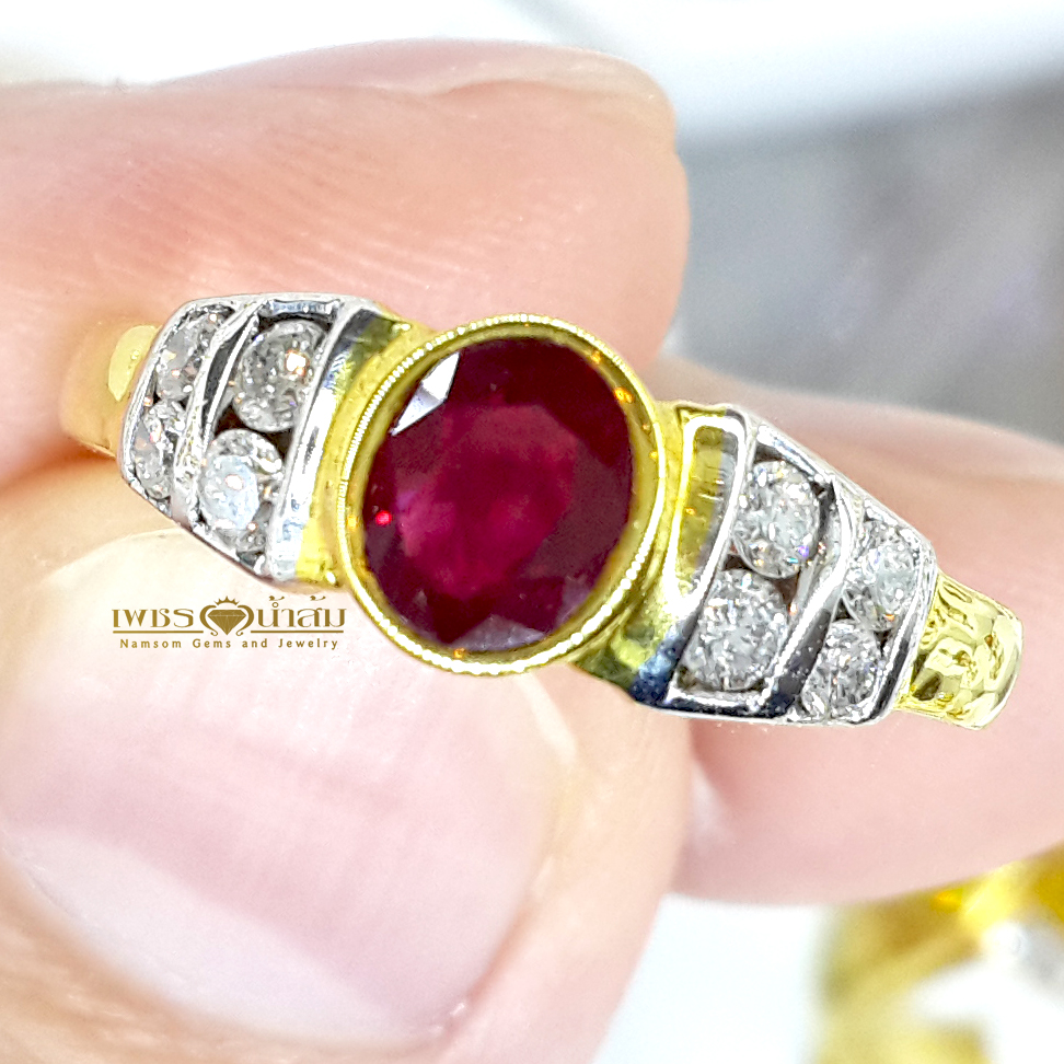 แหวนพลอยทับทิม Ruby สีเลือดนก ประดับตกแต่งด้วยเพชรแท้บ่าข้างทรงแบเก็ต ขันบรรได บนตัวเรือนทองแท้ทั้งตัวเรือน