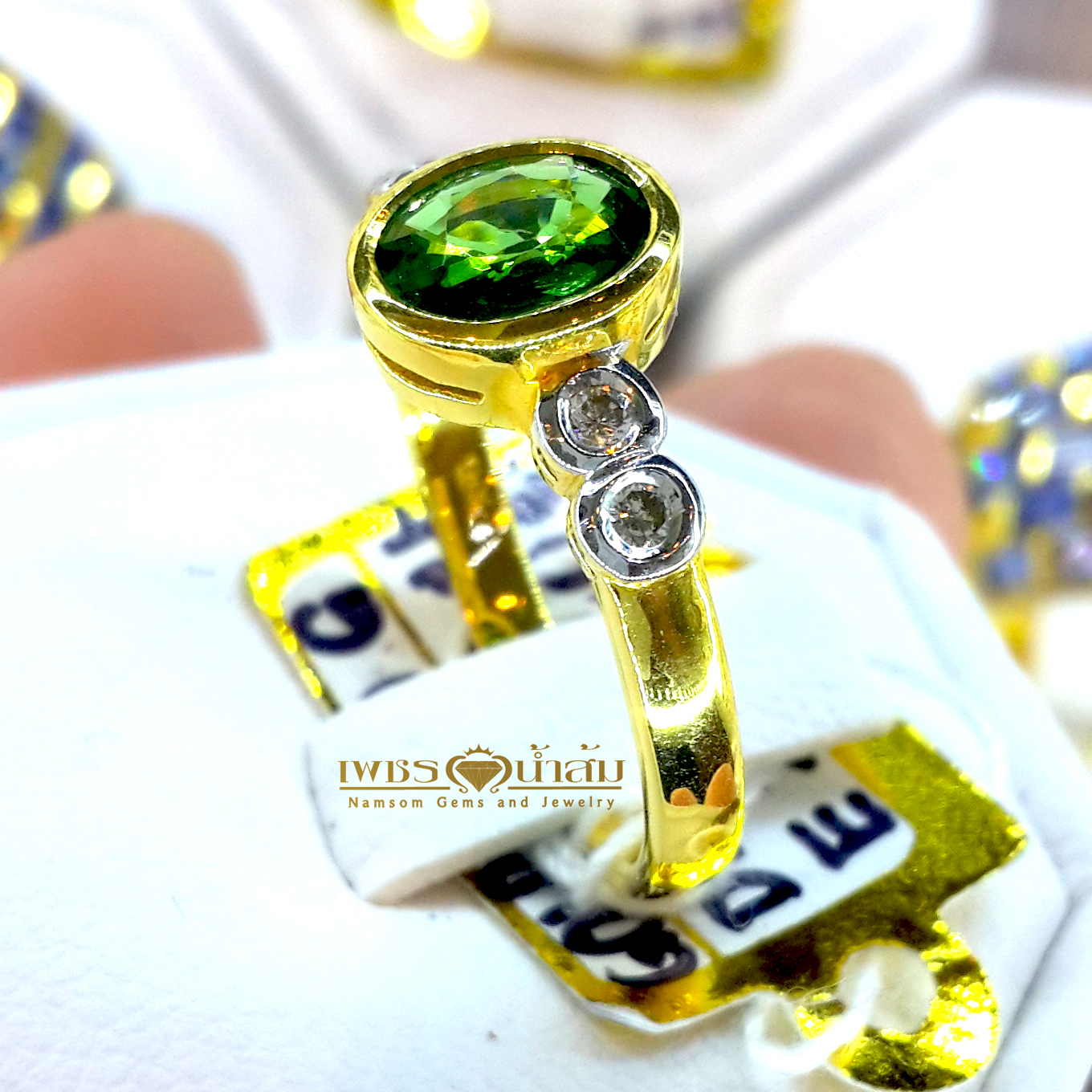แหวนพลอยซาร์โวไรท์ Tsavorite สีสวยสด ฝังหุ้มเล่นลูกเล่นด้วยเพชรแท้เรียงราย บนตัวเรือนทองแท้ทั้งตัวเรือน