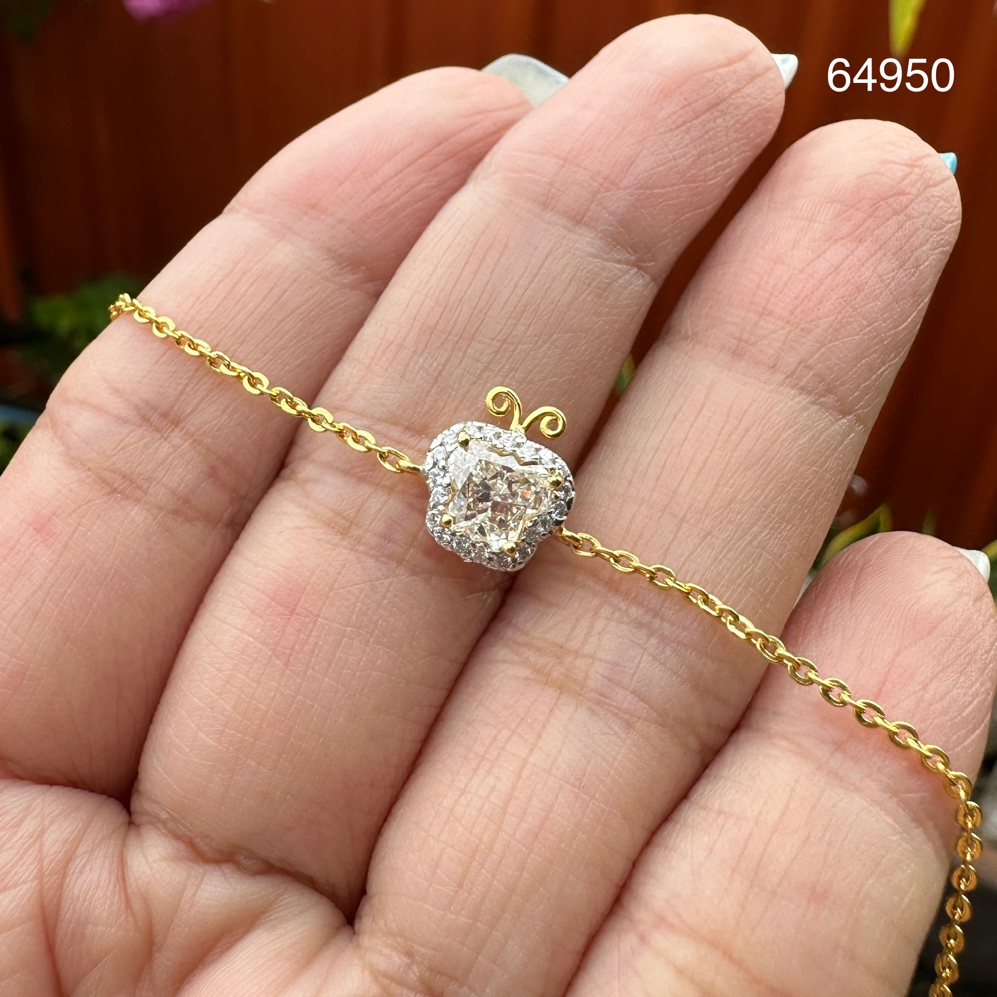 รหัส 64950 สร้อยข้อมือ เพชรแฟนซี 0.70 ct รูปผีเสื้อ ล้อมเพชร 20/0.15 ct ทอง18K ความยาว 16.50 ซม. นน. 2.82 g