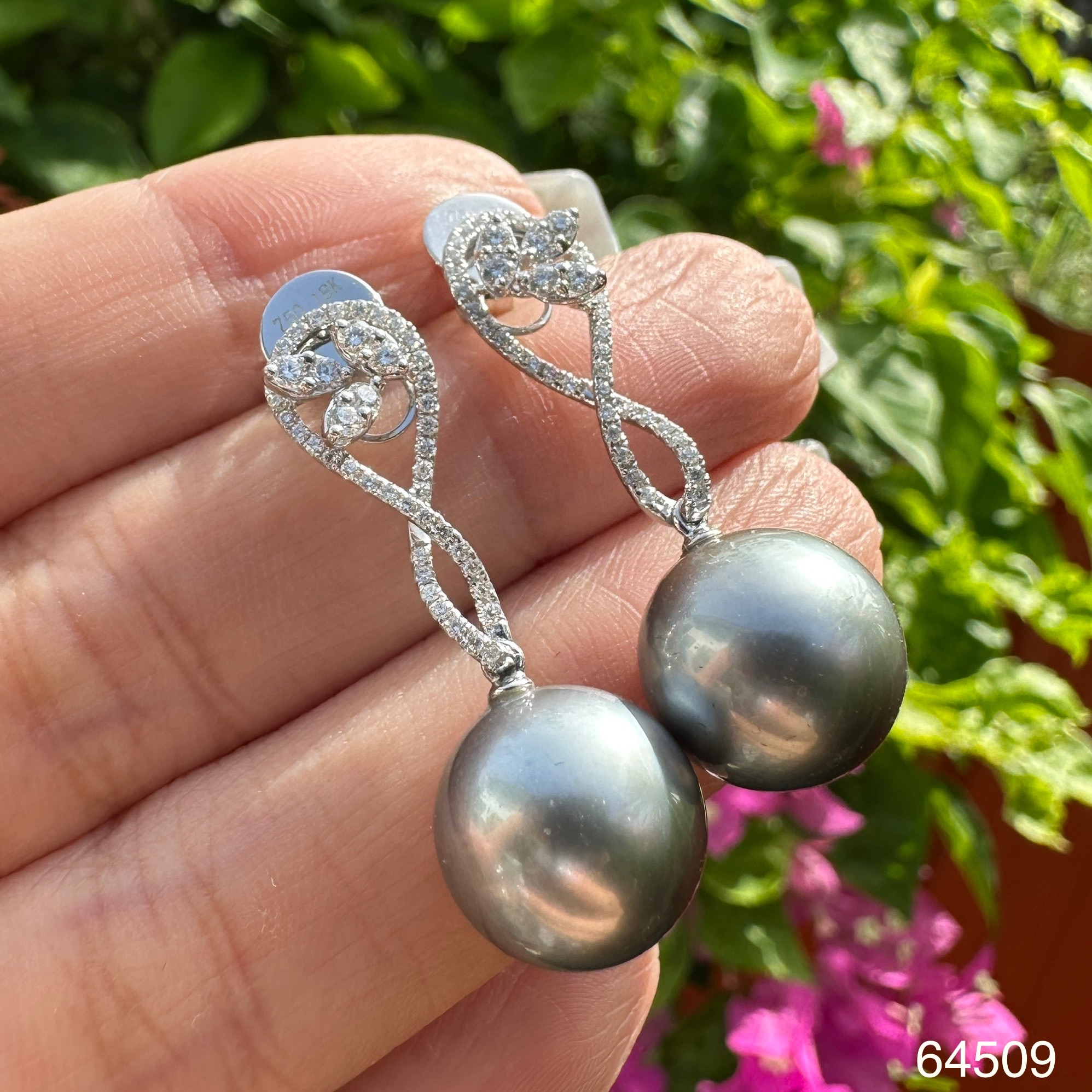 รหัส 64509 ต่างหู มุก South Sea สีเทา 11 มิล ตุ้งติ้ง ฝังเพชร 90 เม็ด 0.50 กะรัต ทอง18K นน. 8.34 g