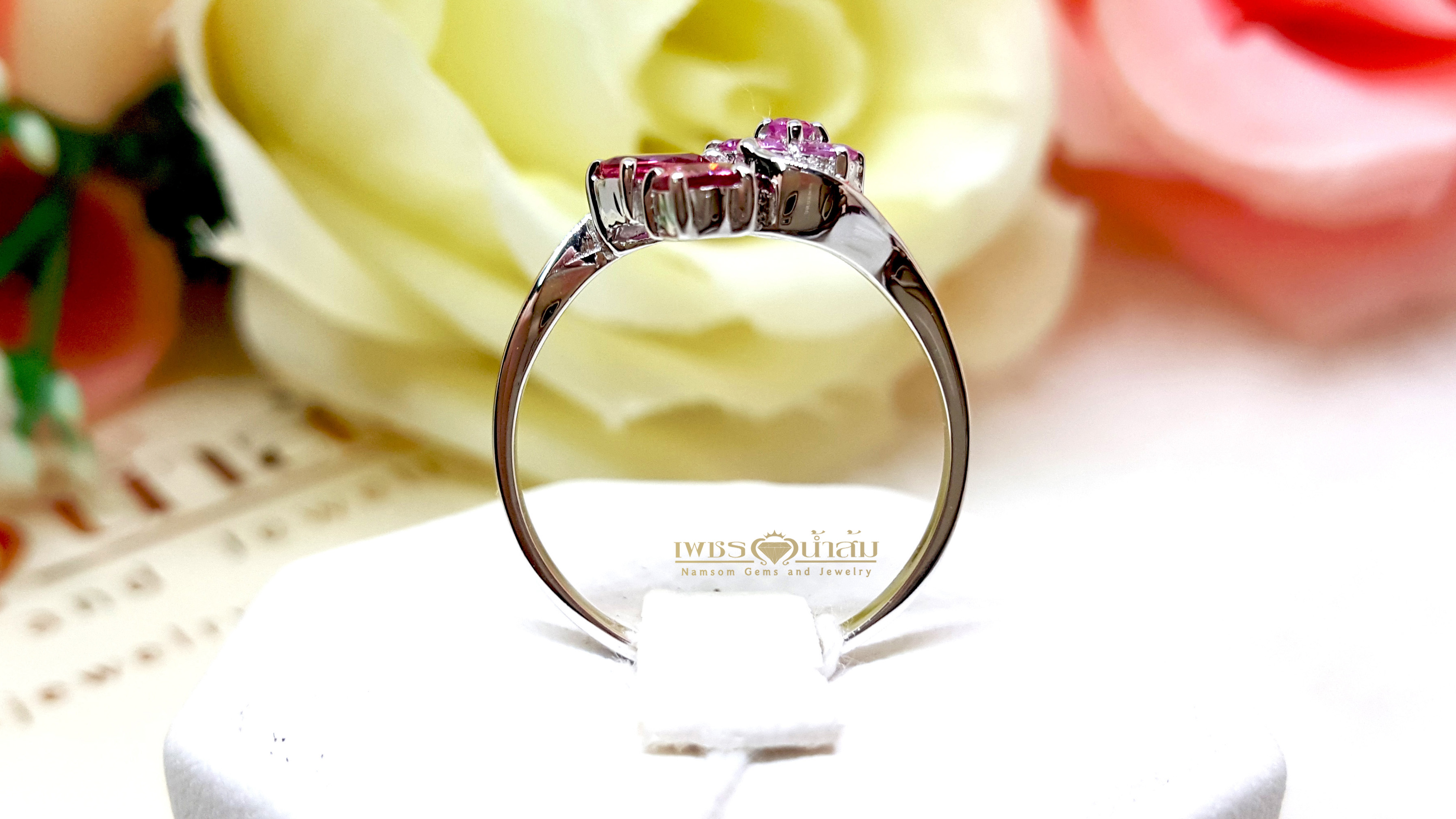 แหวนพลอยทับทิม สีชมพู Pink Sapphire วงเล็ก ดีไซน์วัยรุ่น เหมาะสำหรับคุณผู้หญิง