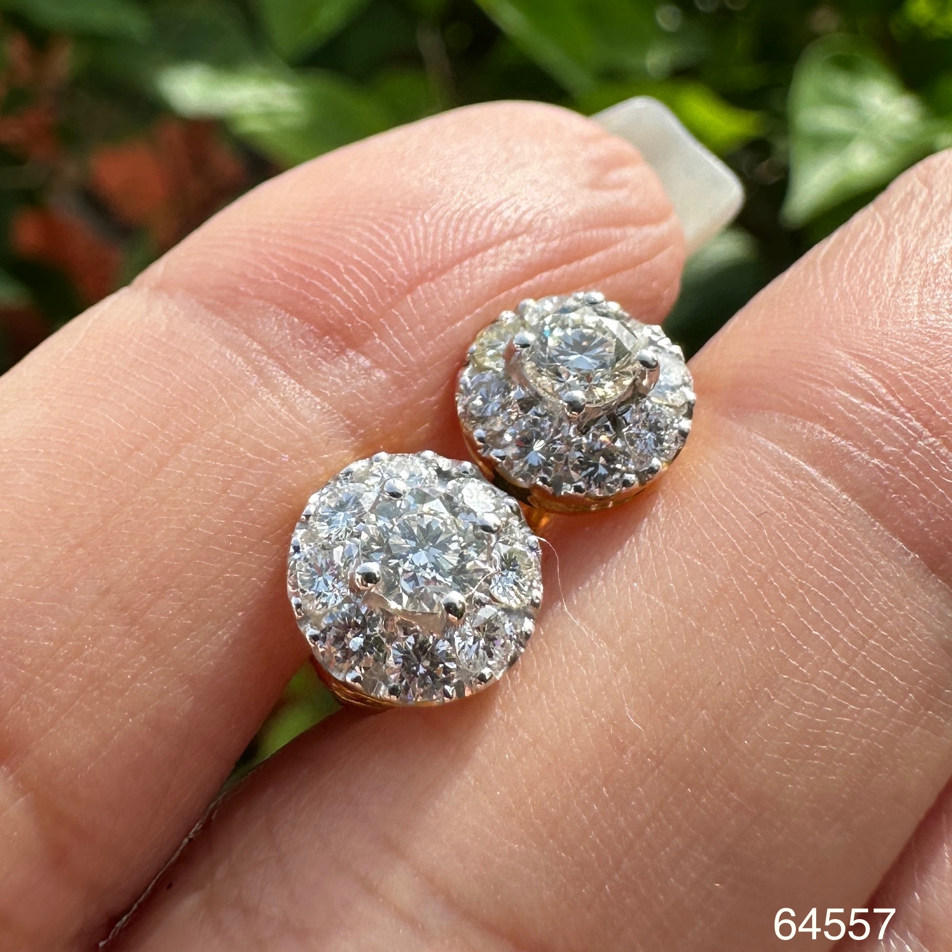 รหัส 64557 ต่างหู เพชรเดี่ยว 2 เม็ด 0.50 กะรัต ล้อมเพชร 18 เม็ด 0.72 กะรัต ทอง18K นน. 3.19 g