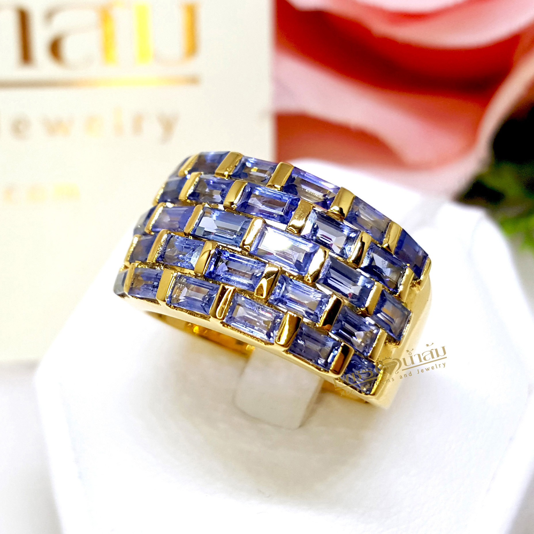 แหวนพลอยไพลิน Blue Sapphire เล่นไฟน้ำงาม เป็นผลงานที่แสดงฝีมือและเทคนิคการฝังแบบเรียบไร้หนาม ของช่างเอกร้าน"เพชรน้ำส้ม"