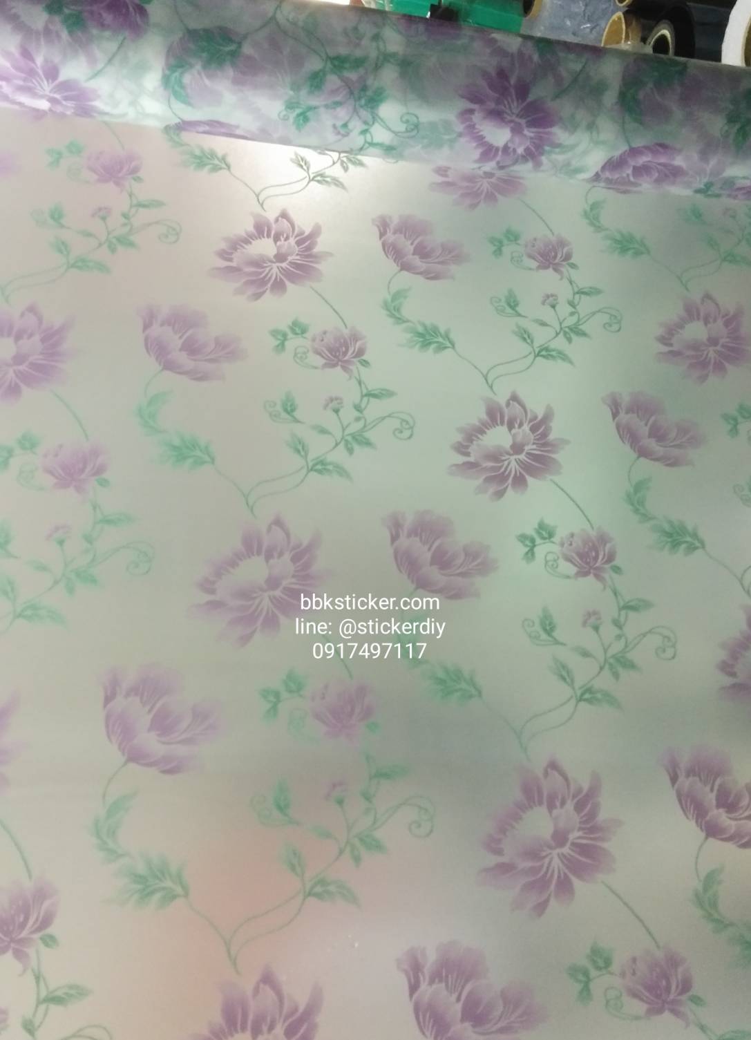 สติ๊กเกอร์ฝ้าติดกระจก แบบมีกาวในตัว แนวธรรมชาติ "Violet flower" หน้ากว้าง90cm. เมตรละ 89 บาท