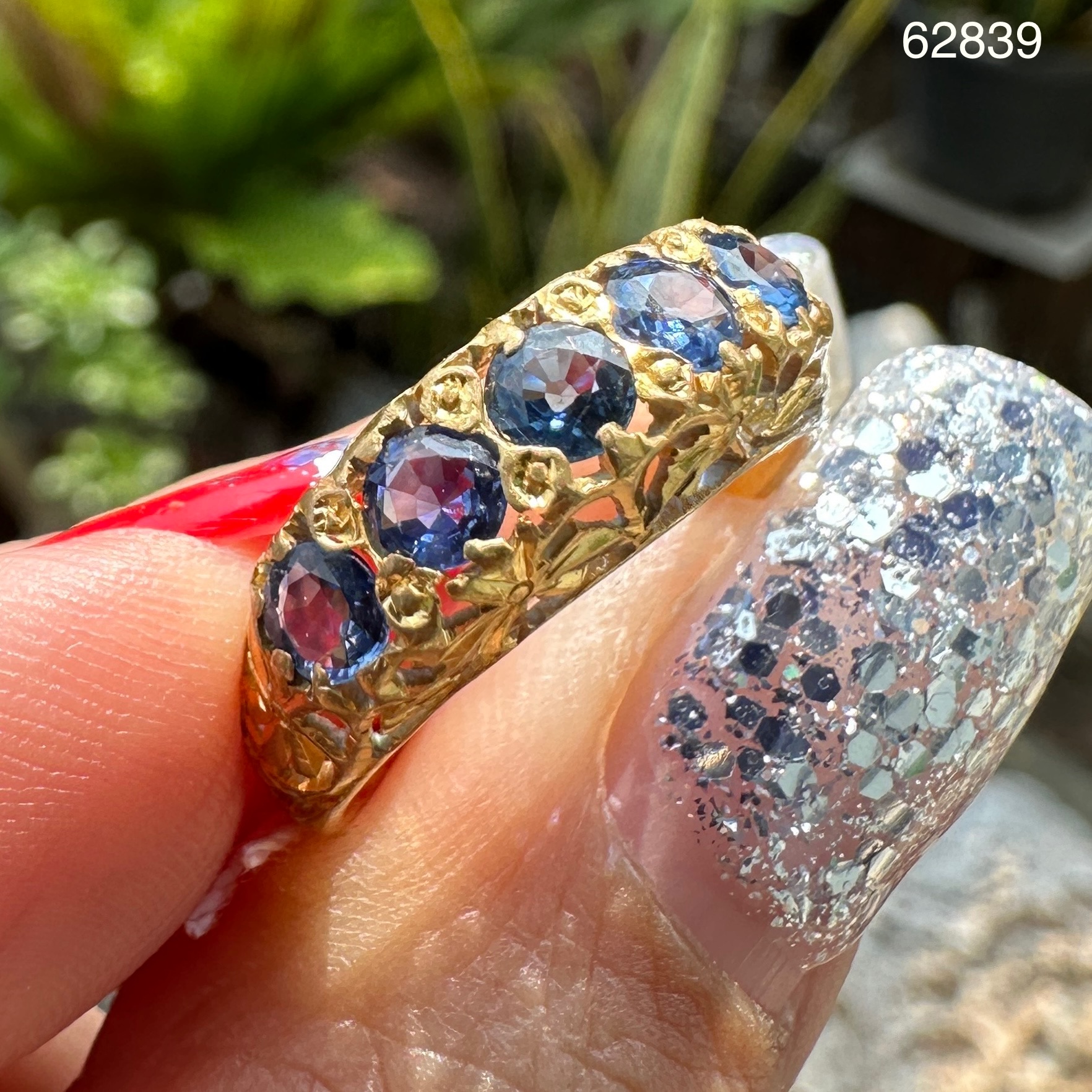รหัส 62839 แหวน ไพลิน กาญจนบุรี ฉลุลายตำลึง ทอง90 ขนาด 53 หลุดจำนำ งานสวยมาก นน. 3.28 g