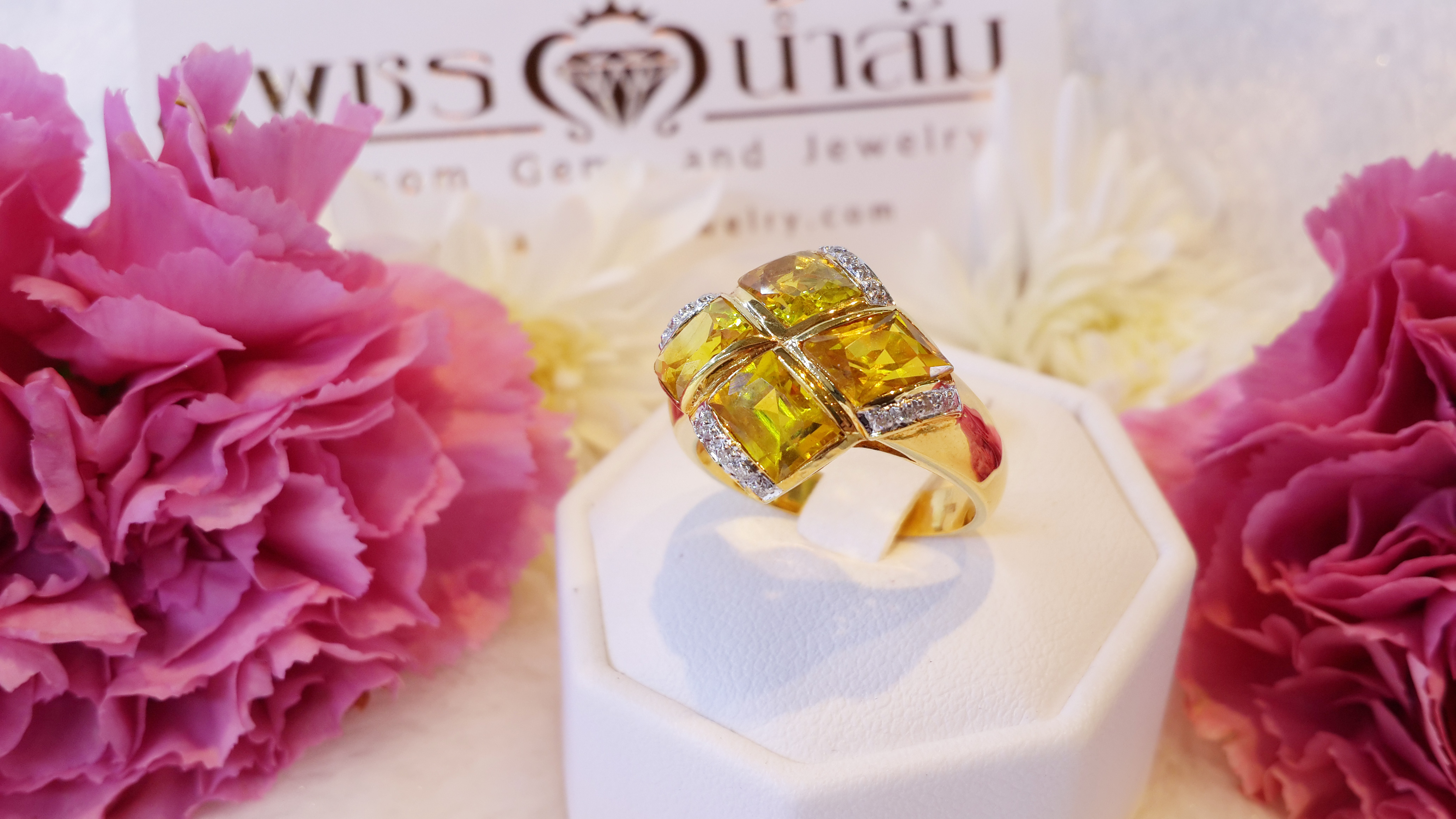 แหวนพลอยบุษราคัม ดีไซน์เก๋ล้ำ ทันสมัยไขว้กัน ตีขอบด้วยเพชร