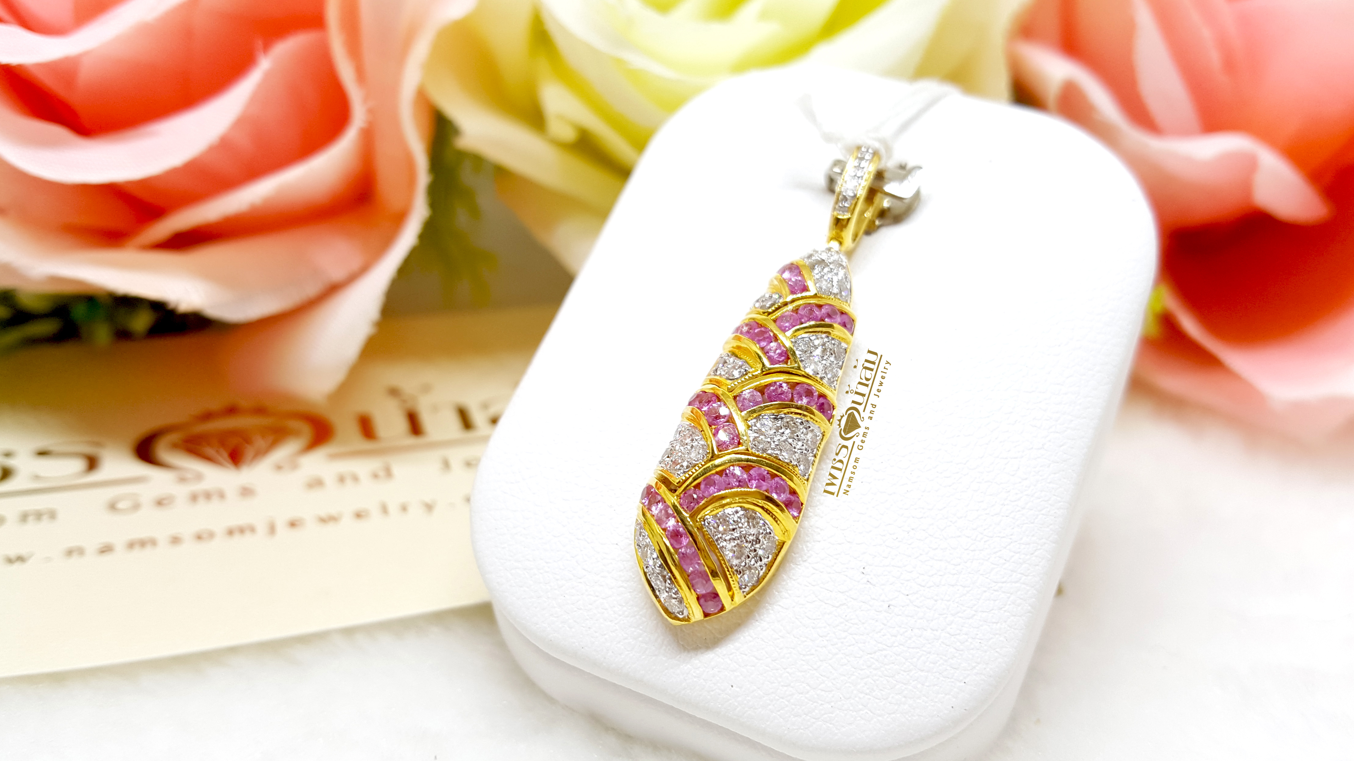 จี้เพชรแท้ ประดับคาดด้วยแซปไฟร์สีชมพู Pink Sapphire ตัวเรือนออกแบบทรงดักแด้ก่อนจะเป็นผีเสื้อ งานเข้าขั้นงามคลาสสิก และอ่อนช้อยยิ่ง