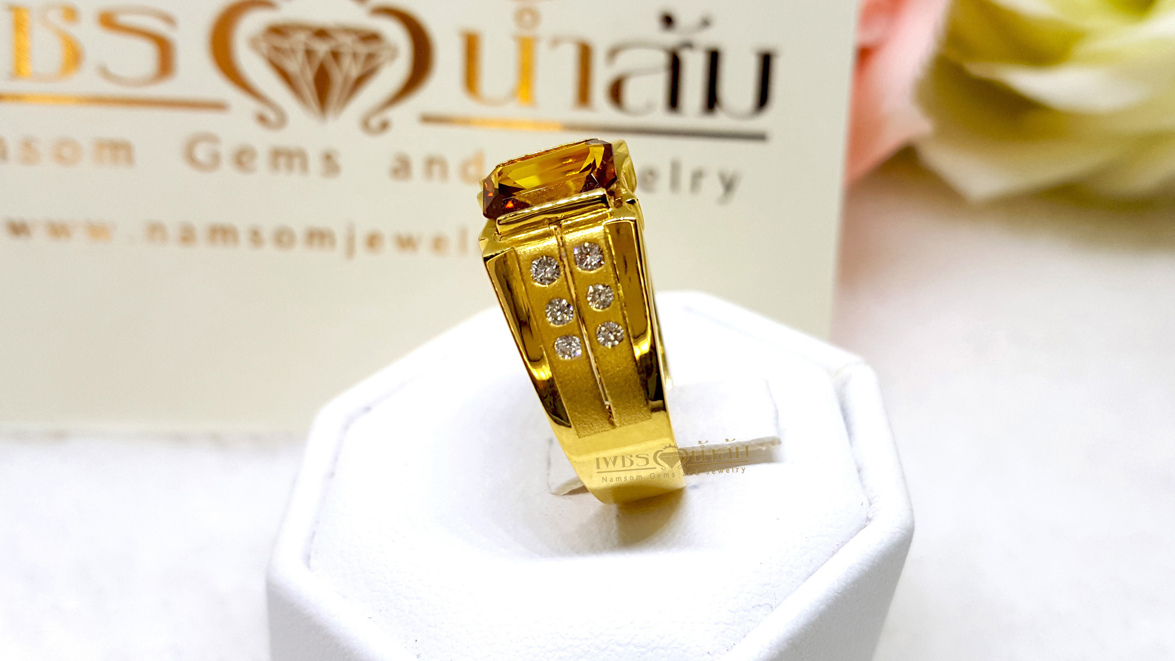 แหวนบุษราคัมน้ำงาม Yellow Sapphire ประดับฝังตกแต่งด้วยเพชรแท้เล่นลวดลาย บนตัวเรือนทองแท้ทั้งตัวเรือน