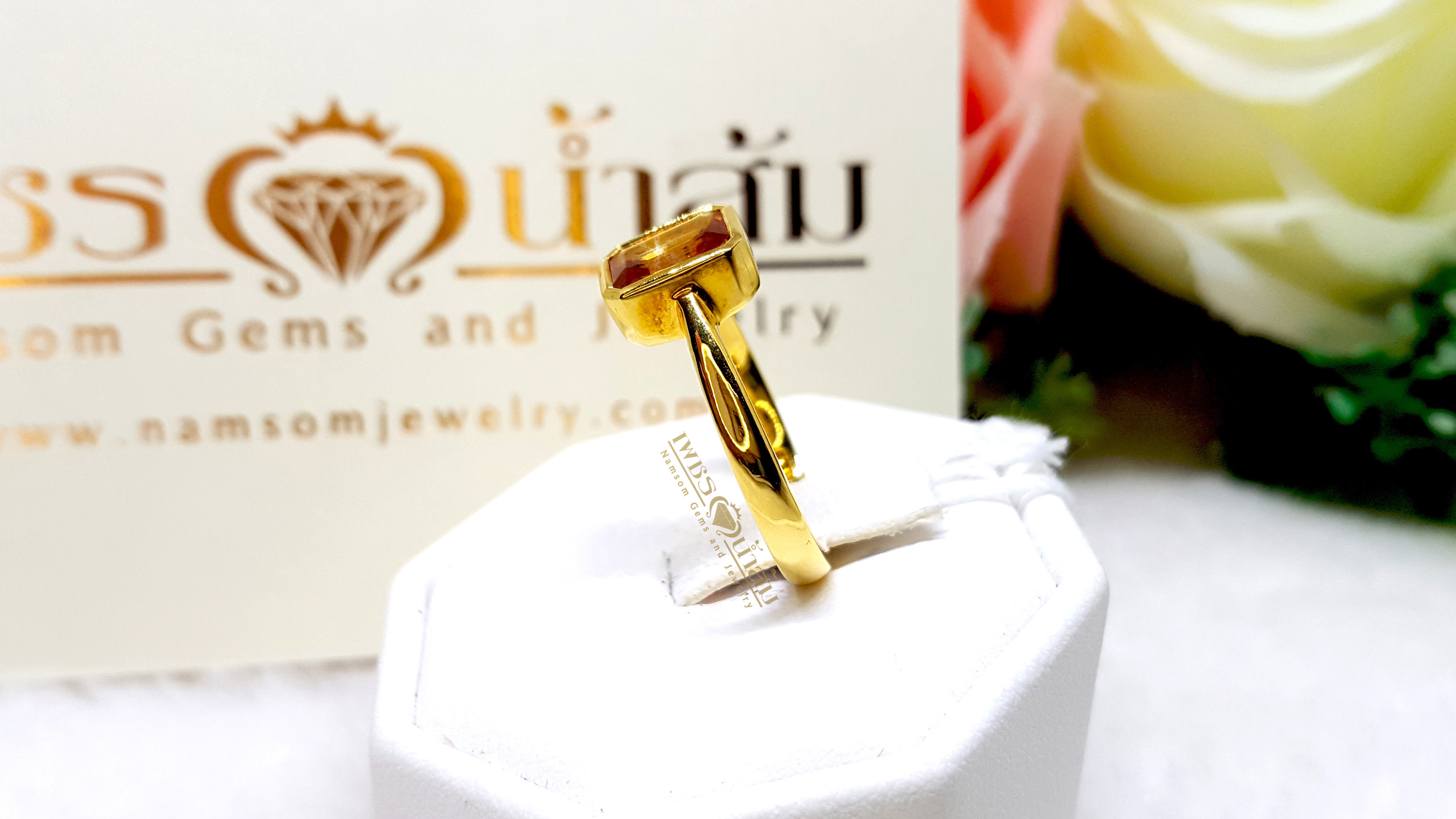 แหวนพลอยบุษราคัม Yellow Sapphire เจียรเหลี่ยม Radiant เล่นแสงเล่นไฟ บนตัวเรือนทองแท้ทั้งตัวเรือน