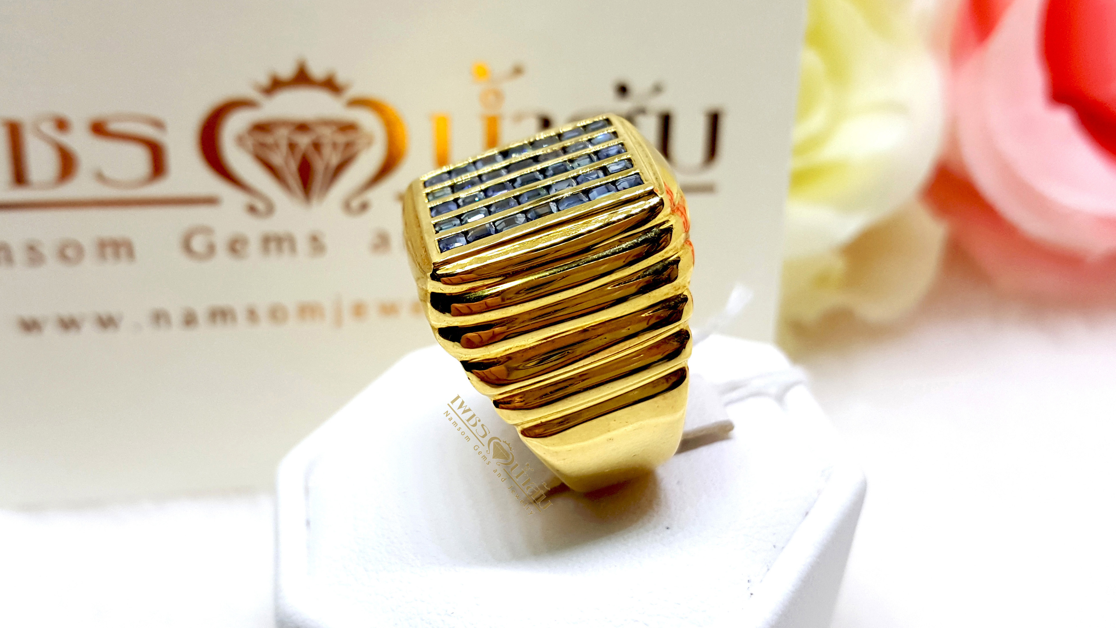 แหวนพลอยไพลิน Blue Sapphire เจียรเหลี่ยม Asscher ฝังหุ้มเรียบไร้หนามทรงเหลียม บนตัวเรือนทองแท้ทั้งตัวเรือน