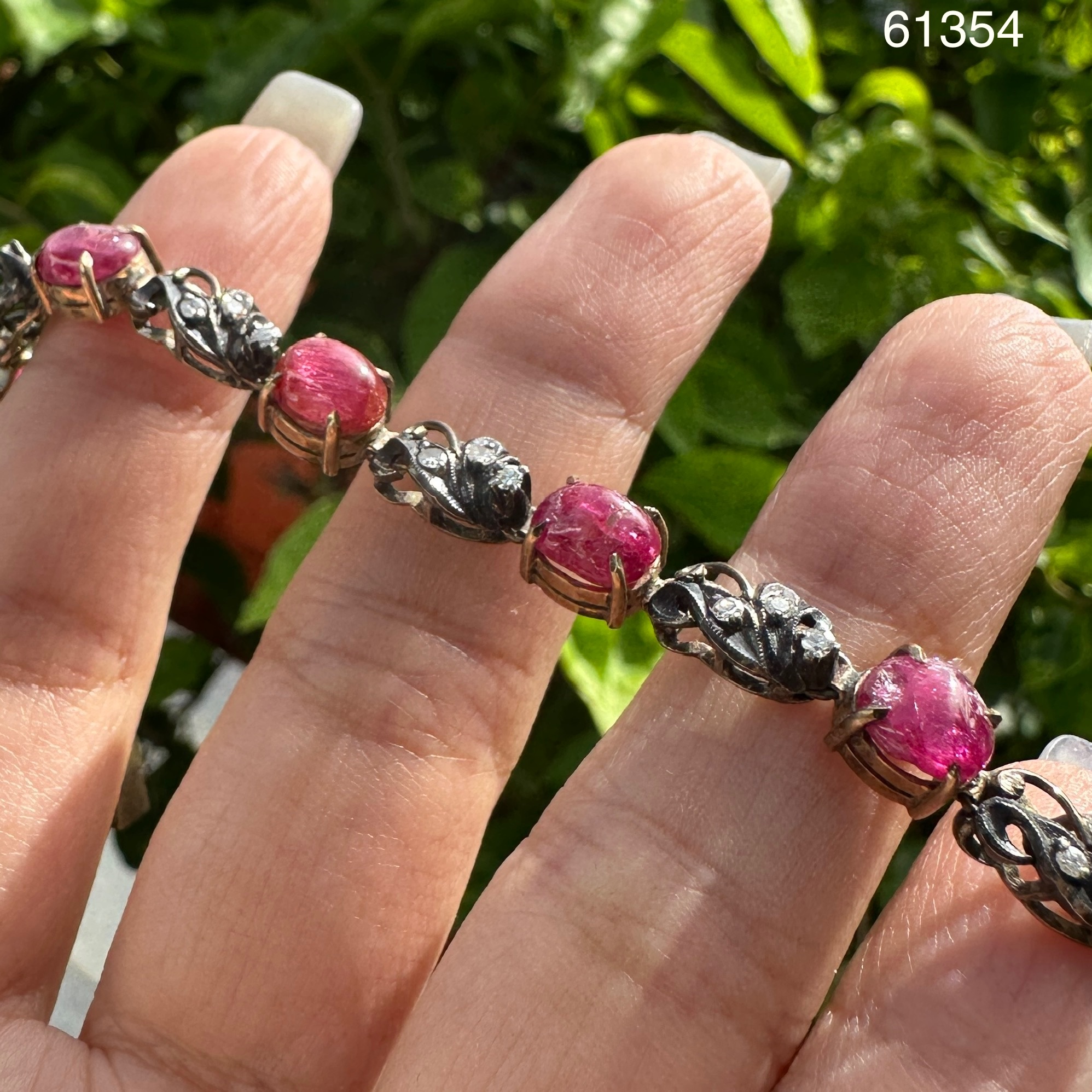 รหัส 61354 สร้อยข้อมือ ทับทิม พม่า หลังเบี้ย ฝังเพชรกุหลาบ 27 เม็ด 0.40 กะรัต ทองK 2 สี นน. 14.34 g