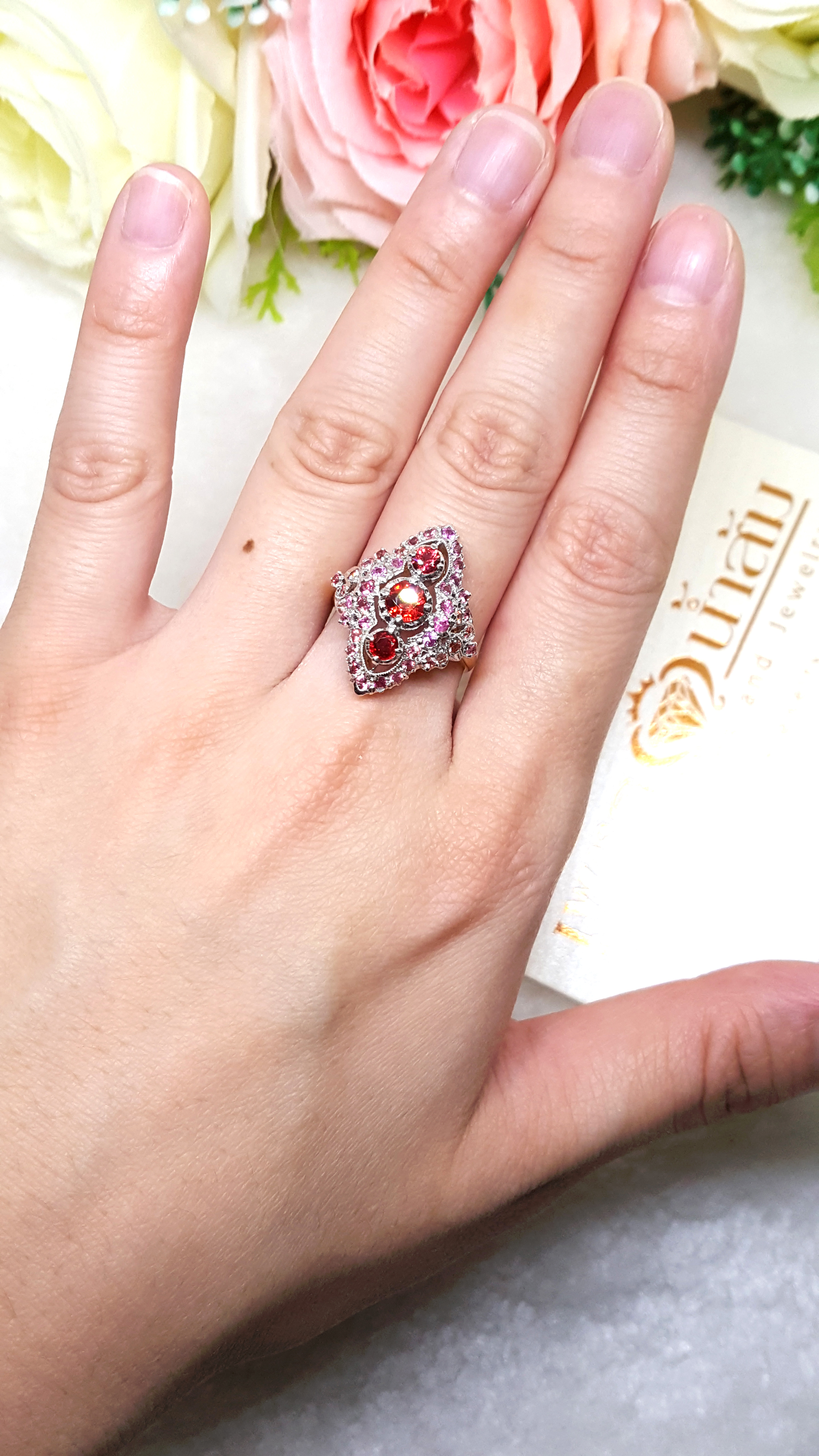 แหวนทับทิม Ruby สีแดงสดเรียงแถวสามเม็ด ประดับตกแต่งด้วย Pink Sapphire ตัวเรือนทรงไทยชุบทองคำขาว บนตัวเรือนทองแท้ทั้งตัวเรือน