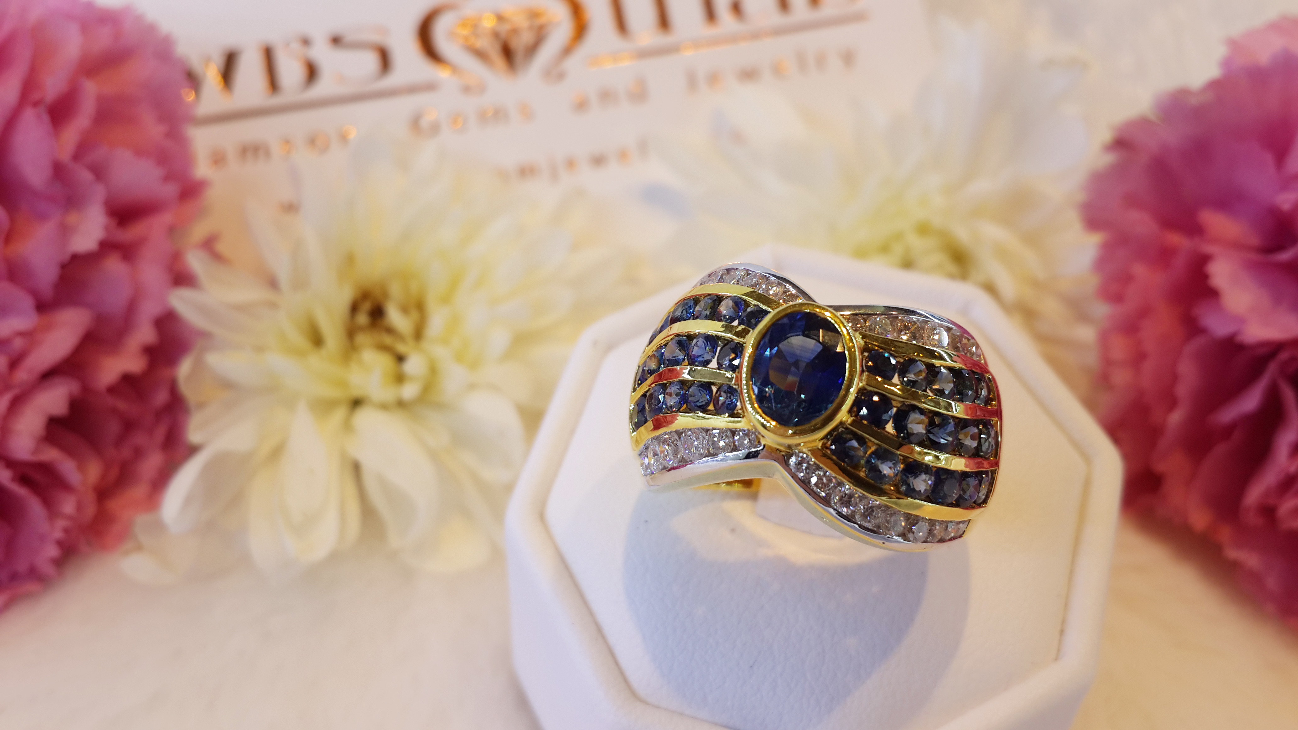 แหวนไพลิน Blue Sapphire เม็ดโตขอบประดับเพชรข้าง วงใหญ่