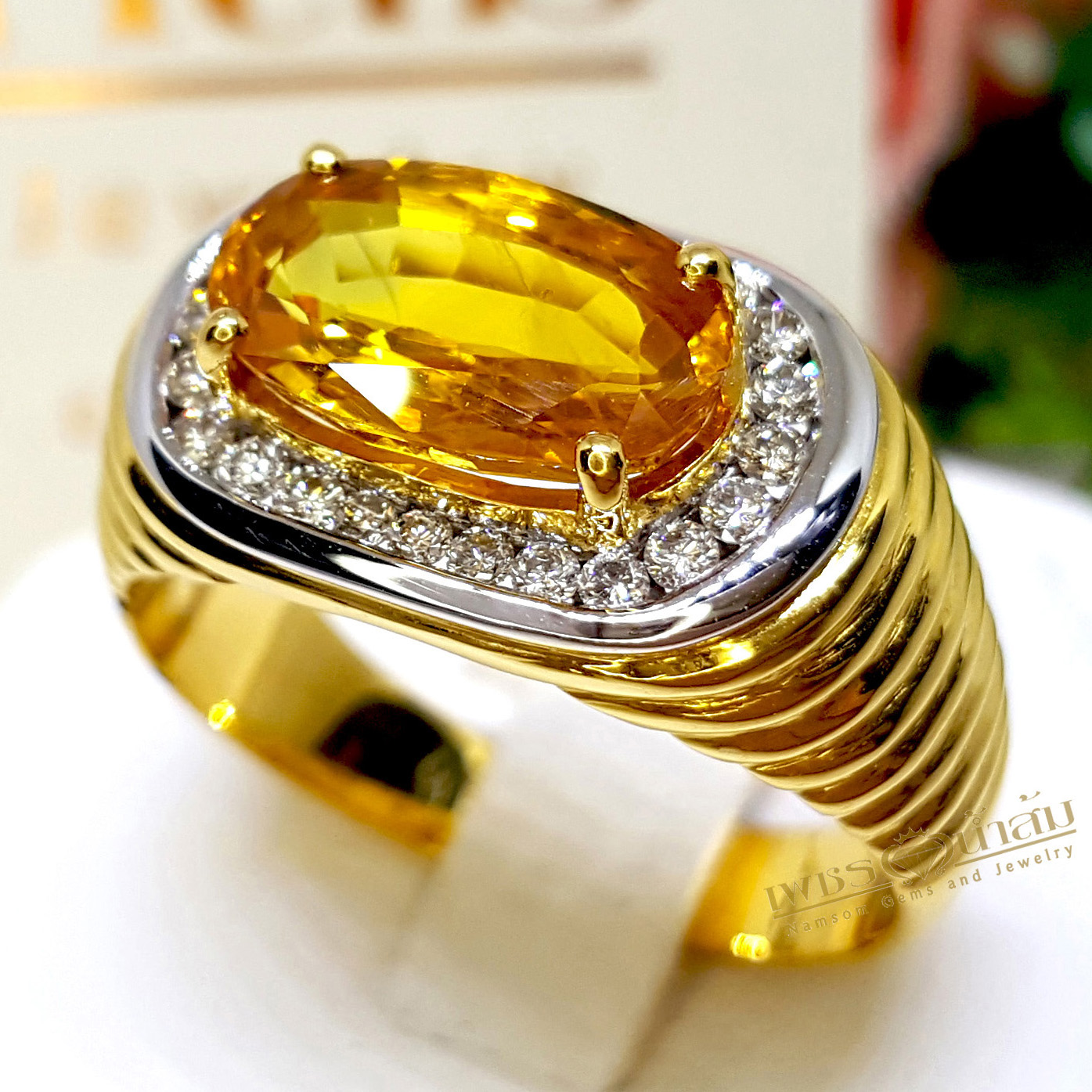 แหวนบุษราคัม Yellow Sapphire เม็ดใหญ่ น้ำหนักกว่า 3.30 กะรัต ล้อมด้วยเพชรแท้น้ำงาม บนตัวเรือนทองแท้ทั้งตัวเรือน