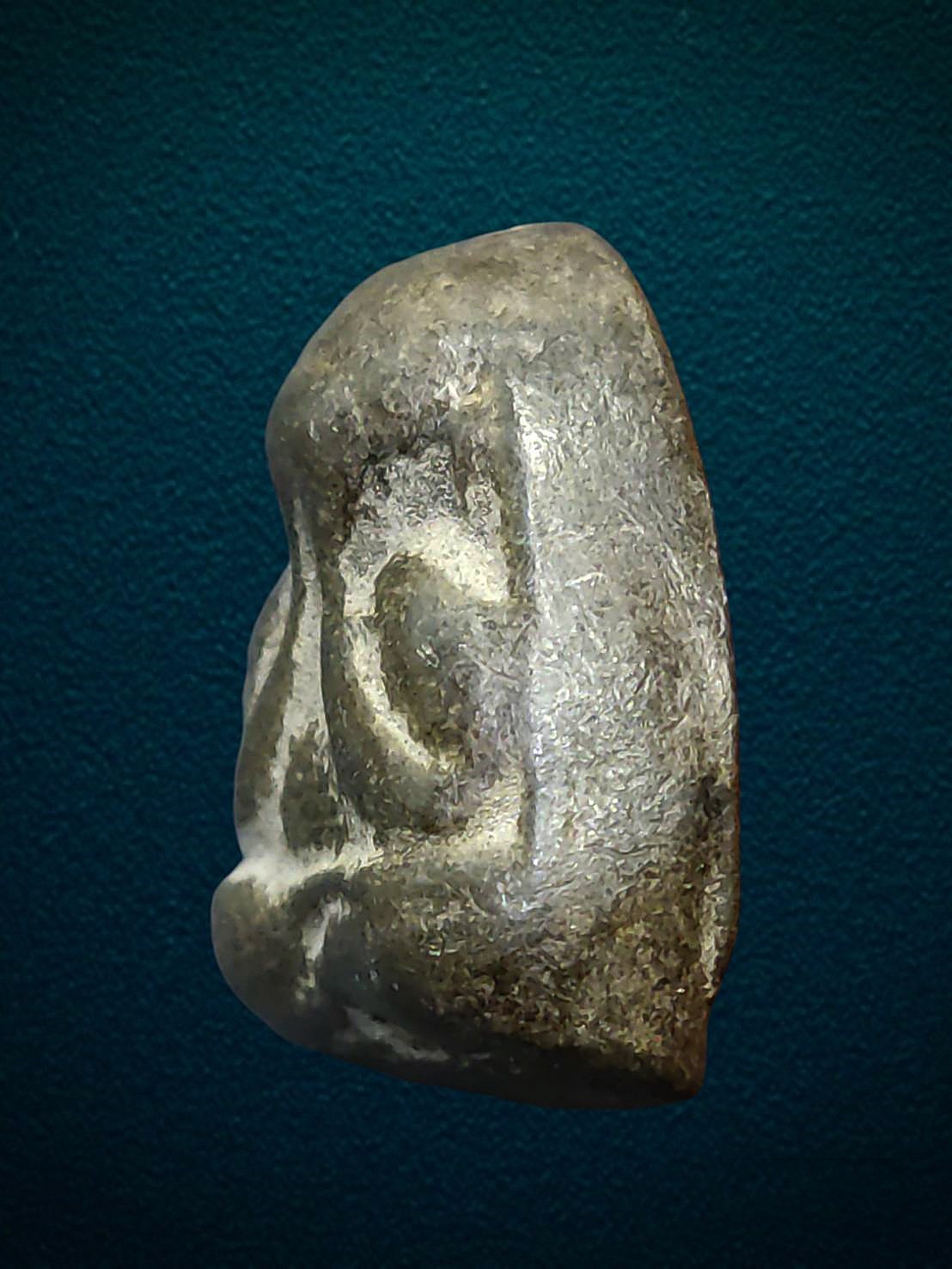 พระปิดตาหลังแบบ หลวงพ่อปาน วัดเครือวัลย์ จ.ชลบุรี