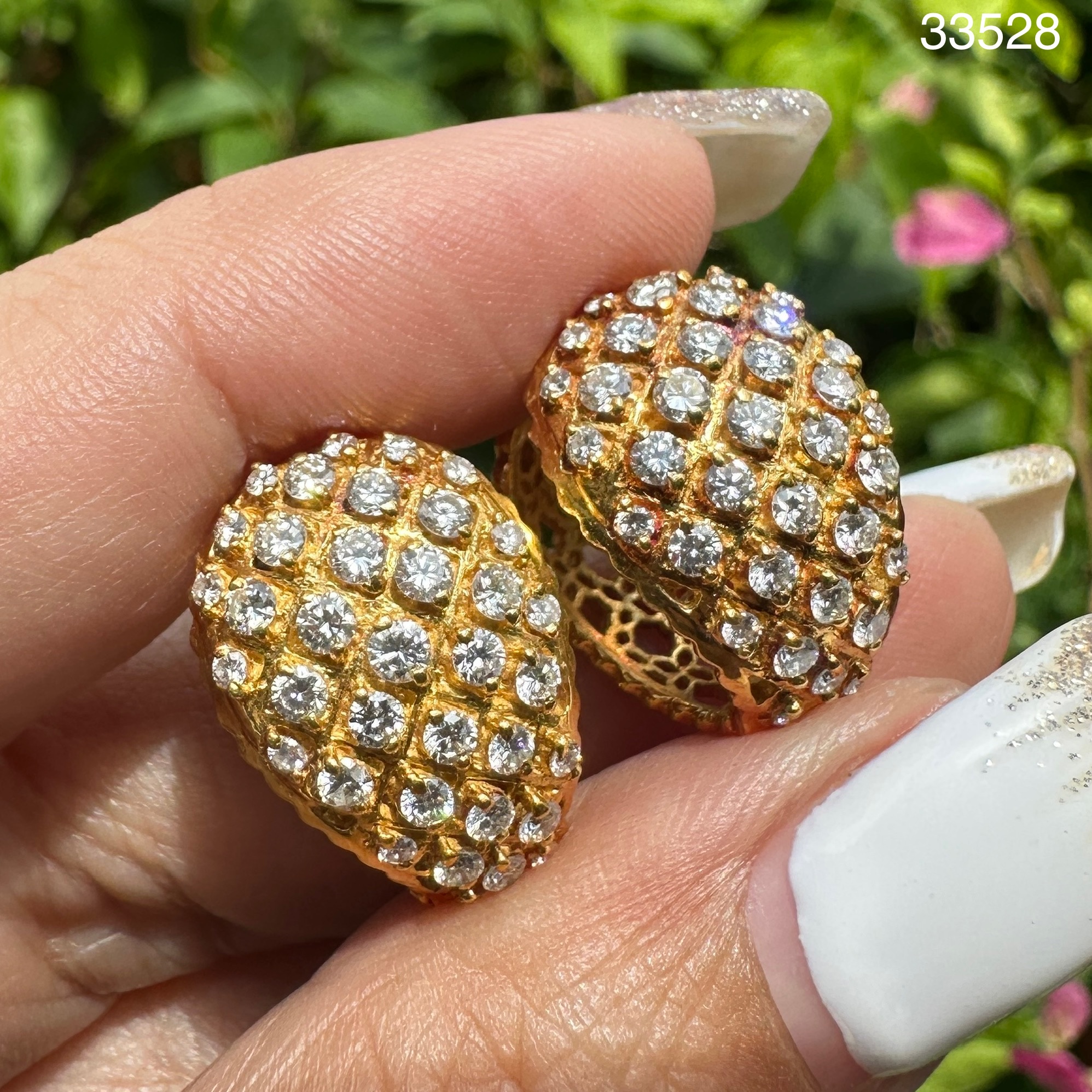 รหัส 33528 ต่างหู ห่วงเพชร ฉลุลาย 74 เม็ด 1.68 กะรัต ทอง90 งานสวยมาก นน. 10.23 g