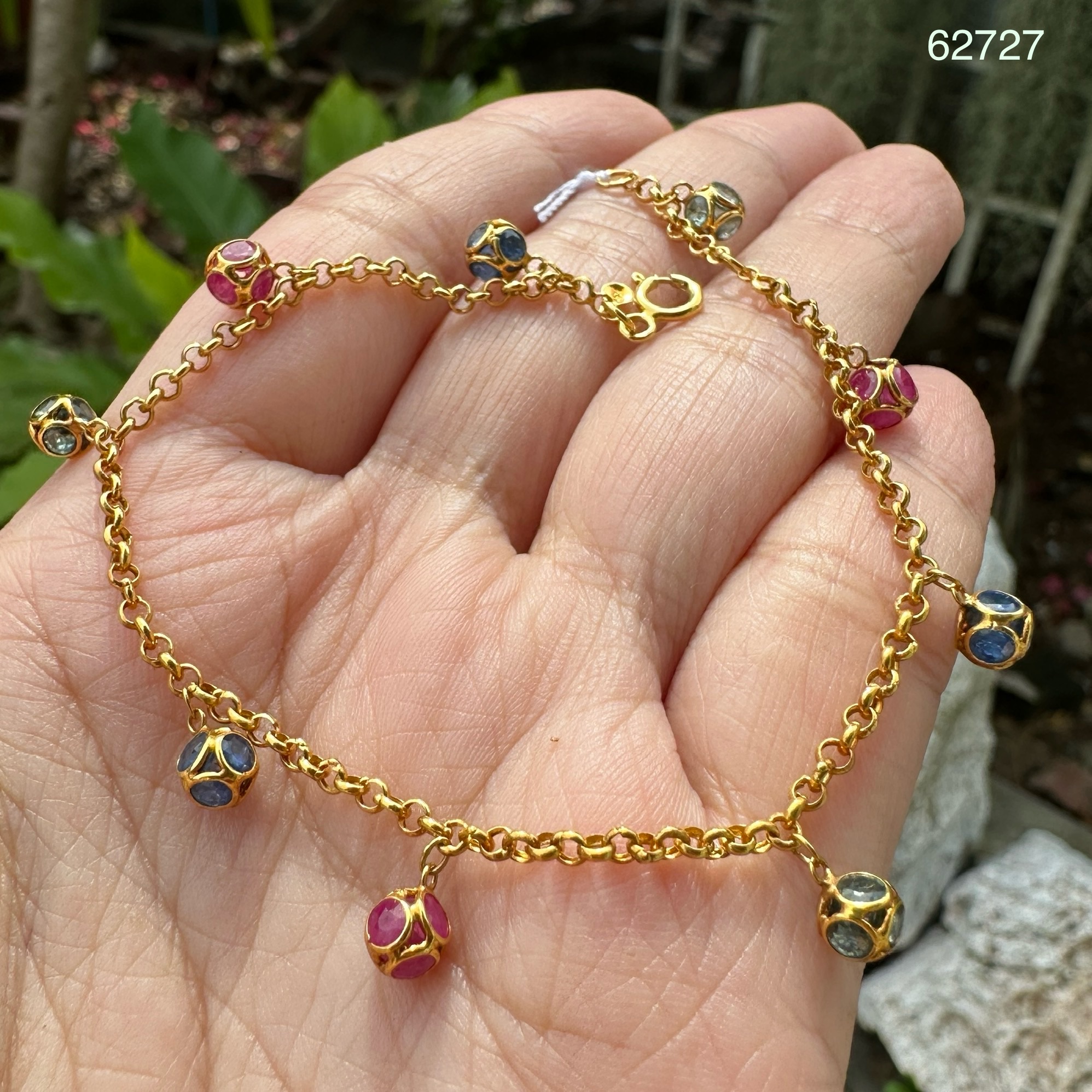 รหัส 62727 สร้อยข้อมือ ตะกร้อ 3 สี ทับทิม ไพลิน เขียวส่อง ตุ้งติ้ง รอบเส้น ทอง18K นน. 4.00 g