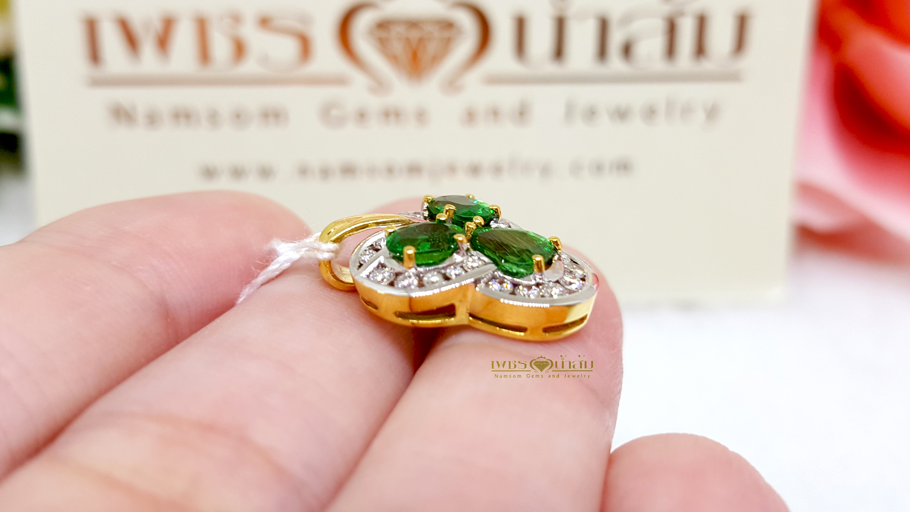 จี้พลอยซาร์โวไรท์ Tsavorite ล้อมเพชร สีสดใสหยอกเอินทุกสายตาให้หันมามอง