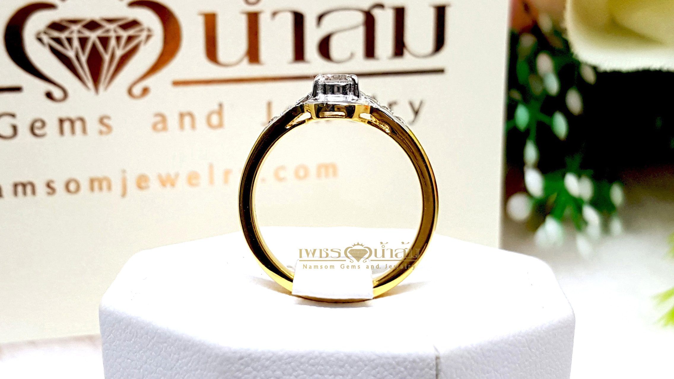 แหวนเพชรแท้ Brilliant Cut วงเล็ก สำหรับแหวนนิ้วก้อย ฝังเพชรหนีบบ่าข้าง บนตัวเรือนทองแท้ทั้งตัวเรือน