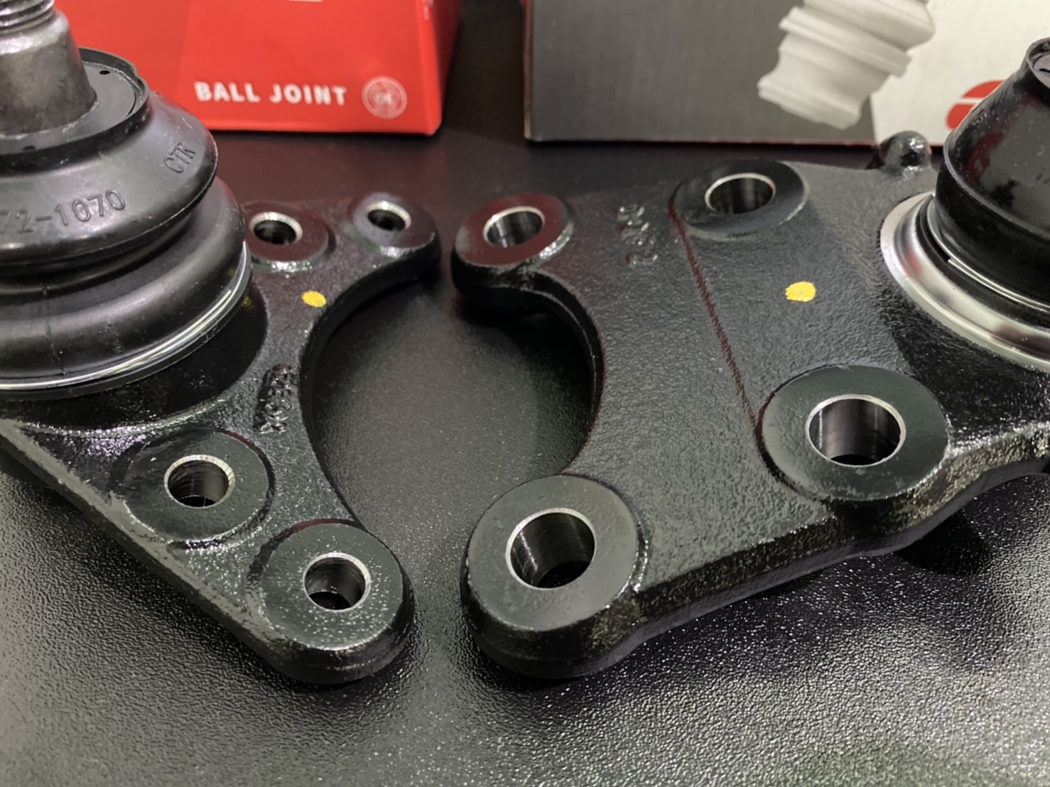 CTR,ชุดเปลี่ยนลูกหมากปีกนก บน-ล่าง CHEVROLET COLORADO,เชฟโรเลต โคโลราโด ( 1 ชุด = 2 ตัว, ) 1 คัน ใช้ 2 ชุด CTR OE: 94727114,94727113* 4x4ใช้ปี12-16/4X2ใช้ปี12-20