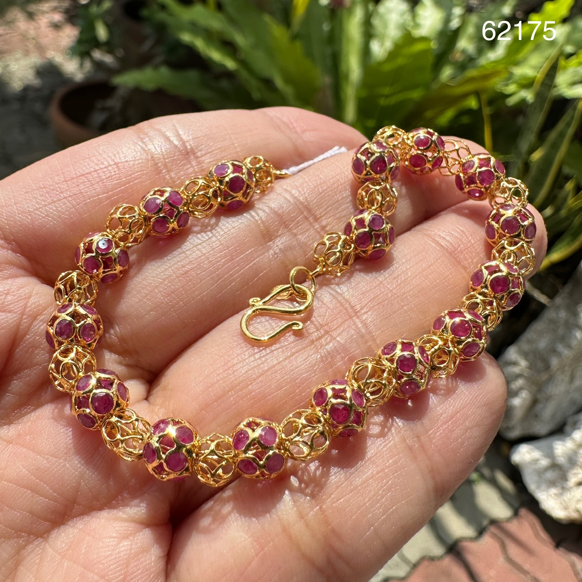 รหัส 62175 สร้อยข้อมือ ตะกร้อ ทับทิม รอบเส้น ทอง18K งานสวยมาก นน. 8.10 g