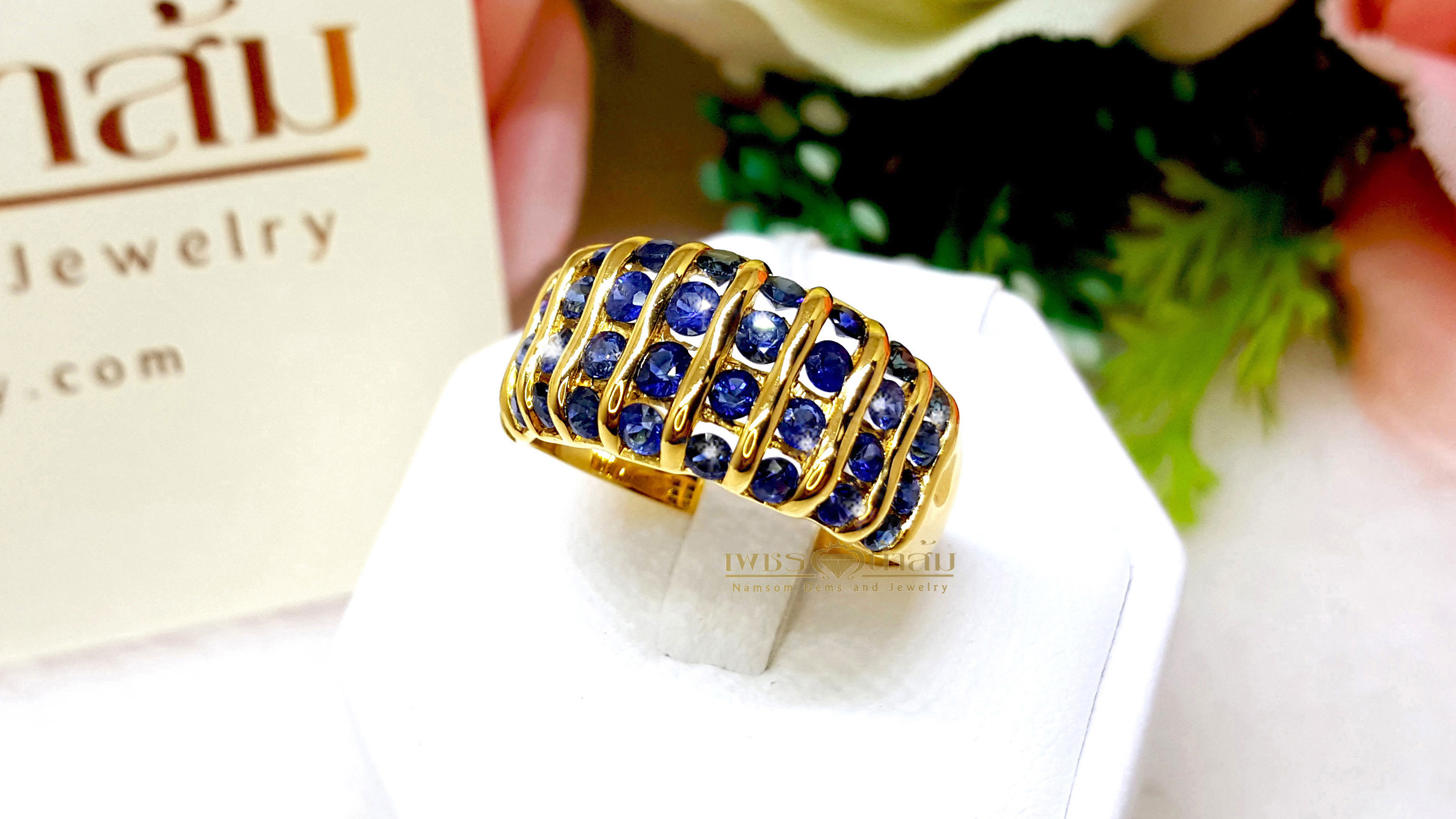 แหวนพลอยไพลิน Blue Sapphire เจียรเหลี่ยมเพชร ใช้ลูกเล่นแบบฝังสอดสลับไปมา โดดเด่นที่แพตเทิร์นที่ไม่เหมือนใคร