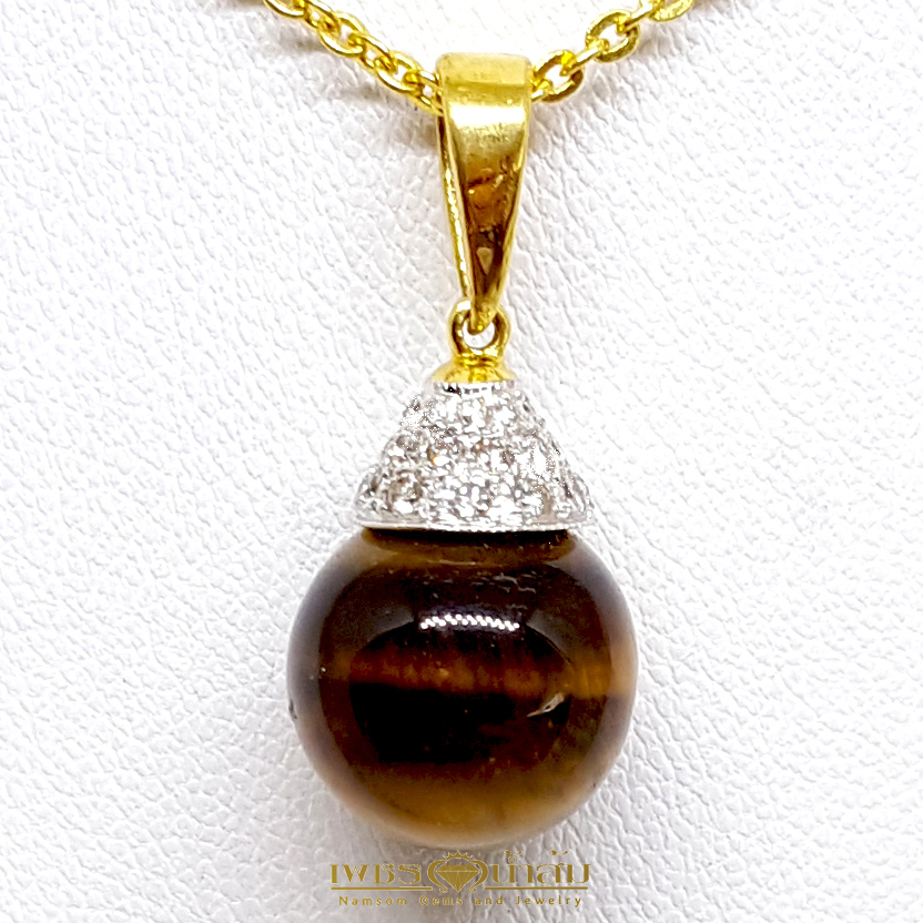 จี้ไทเกอร์อาย Tiger’s Eye ทรงกลม เรียงร้อยประดับตกแต่งด้วยเพชรแท้รอบตัว กลิ้งไปตามการขยับของผู้สวมใส่