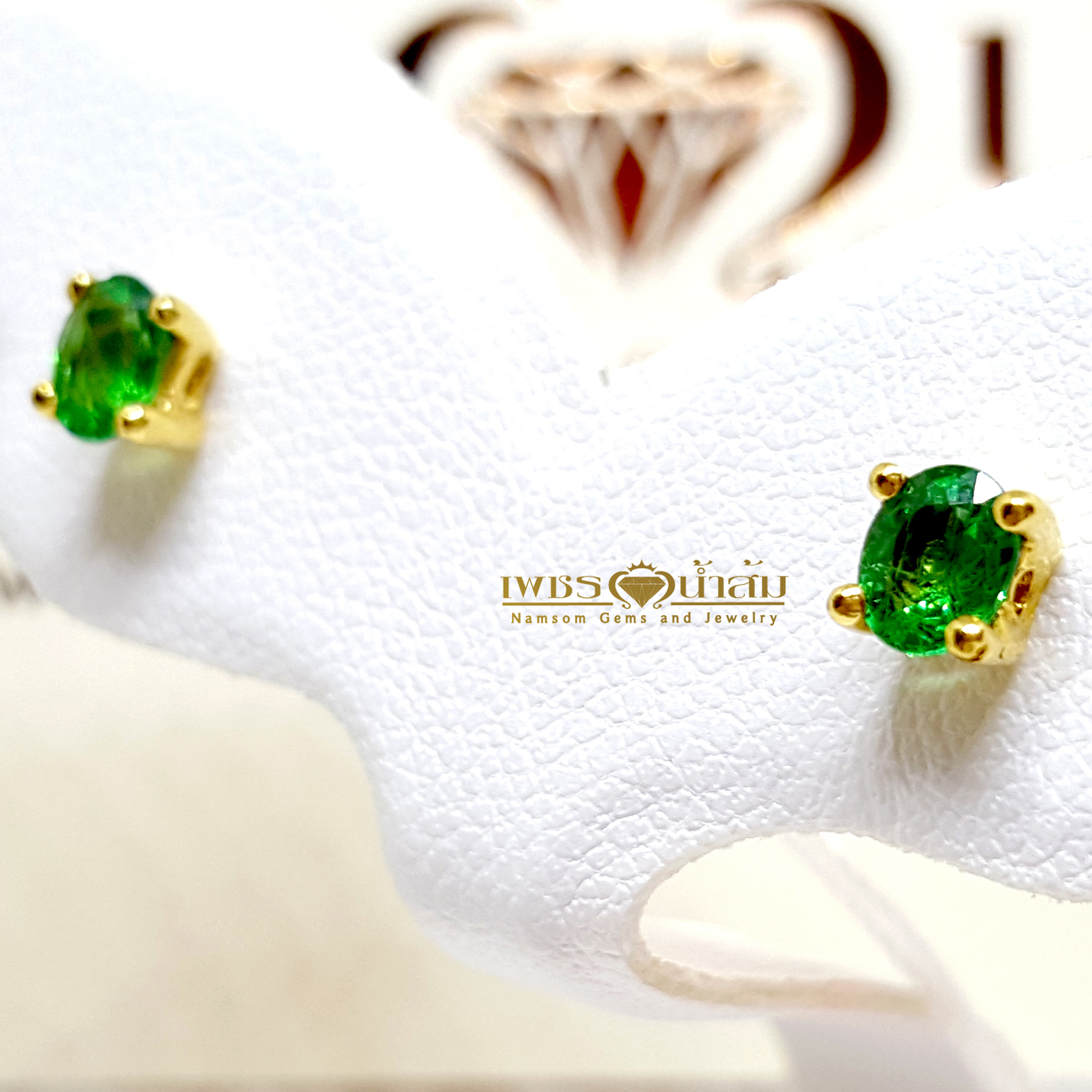 ต่างหูพลอยมรกต Emerald เจียรทรงกลม สีเขียวสวยสด