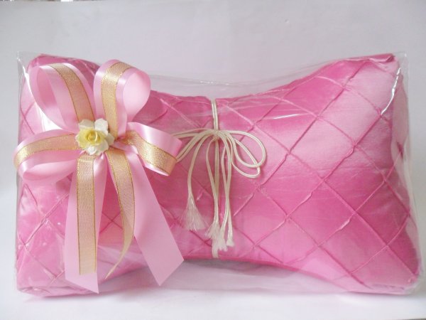 หมอนสามเหลี่ยมใบชา ผสมโพรีเอสเตอร์ เลือกสีได้ ผูกโบว์ ฟรีป้ายชื่อ