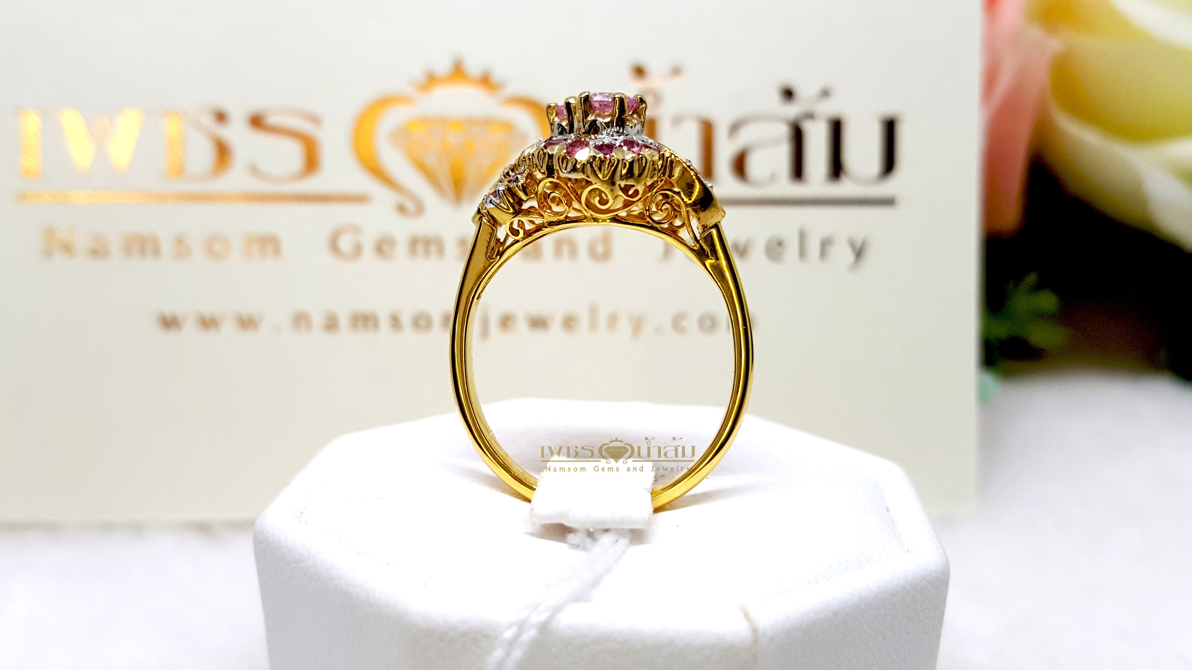 แหวนพิ้งซัฟฟาย Pink Sapphire สีชมพูสวยน่ารัก ประดับตกแต่งด้วยท้บทิม บนตัวเรือนทองแท้ทั้งตัวเรือน