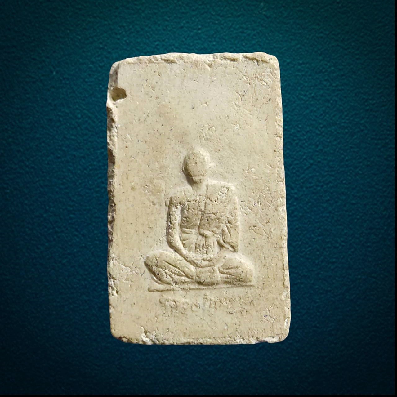 พระสมเด็จ พิมพ์3ชั้น หลังรูปเหมือนนั่งเต็มองค์ ไม่ทราบที่