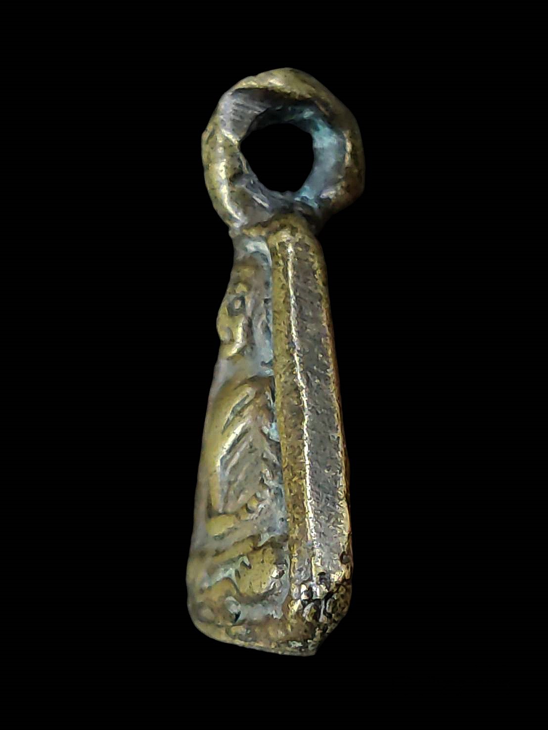 เหรียญหล่อจอบเล็ก พิมพ์แข้งติด หลวงพ่อเงิน วัดบางคลาน