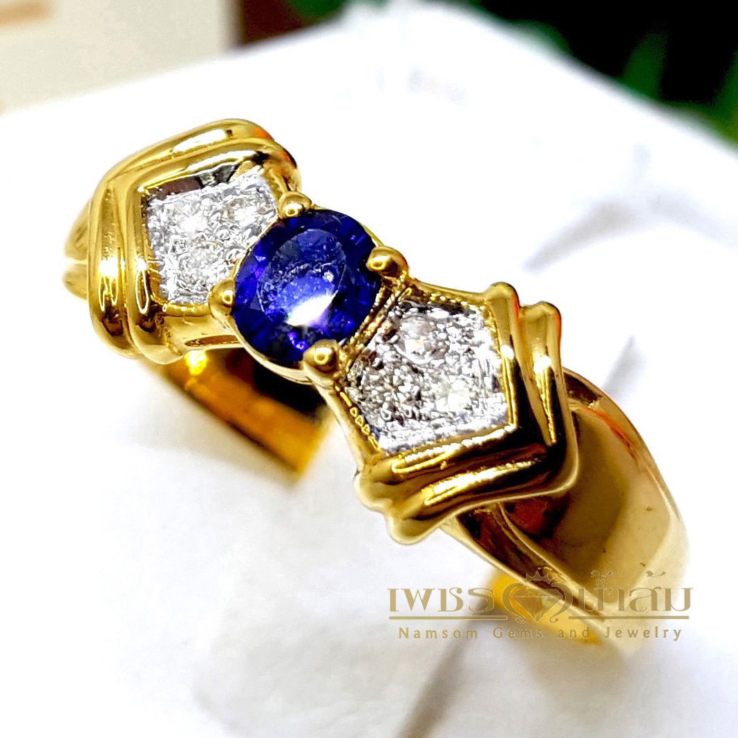 แหวนพลอยไพลิน Blue Sapphire เม็ดงาม ประดับตกแต่งด้วยเพชรแท้ข้างตัวเรือนแบบฝังจิกไข่ปลา บนตัวเรือนทองแท้ทั้งตัวเรือน