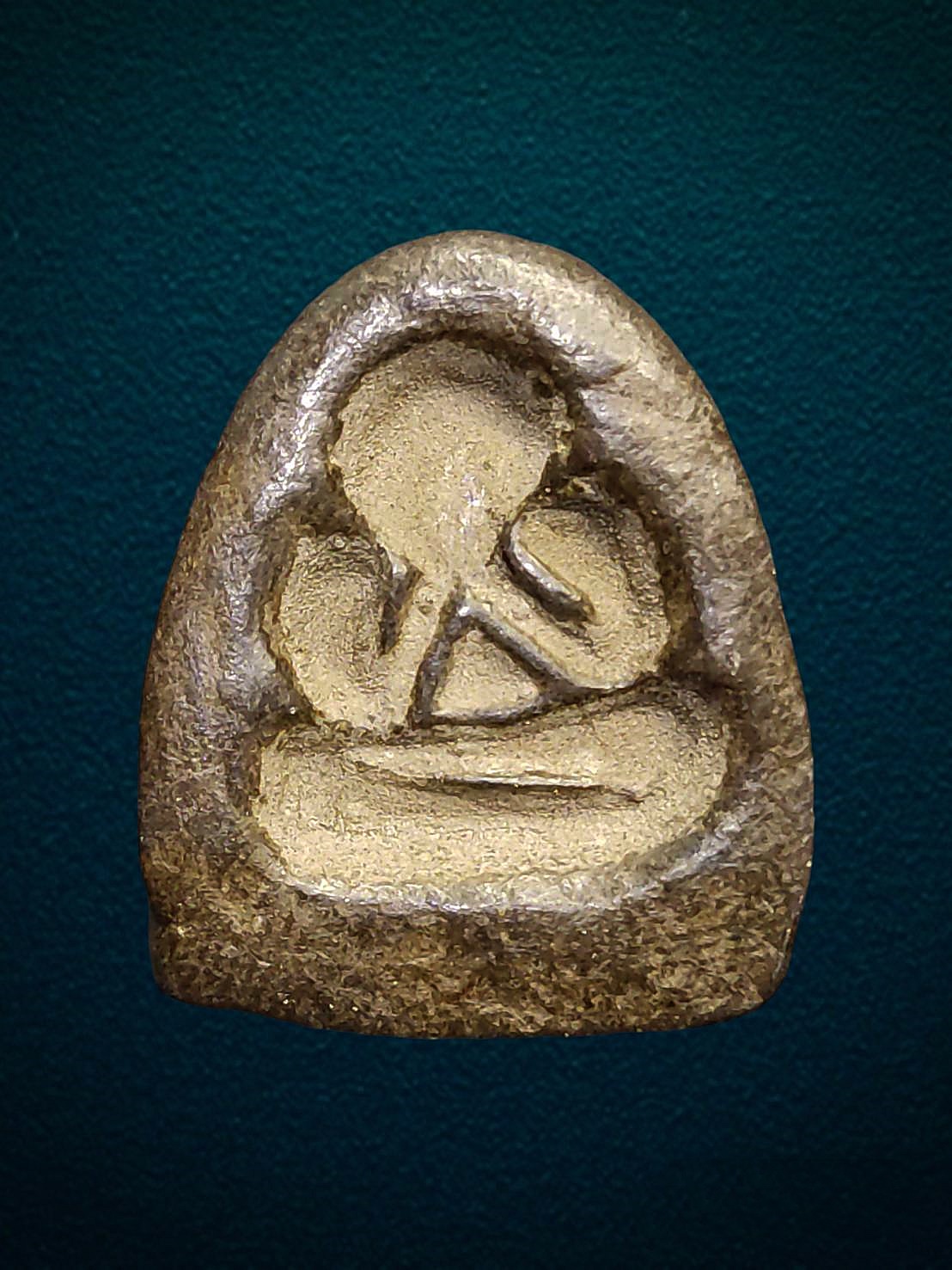 พระปิดตาหลังแบบ หลวงพ่อปาน วัดเครือวัลย์ จ.ชลบุรี