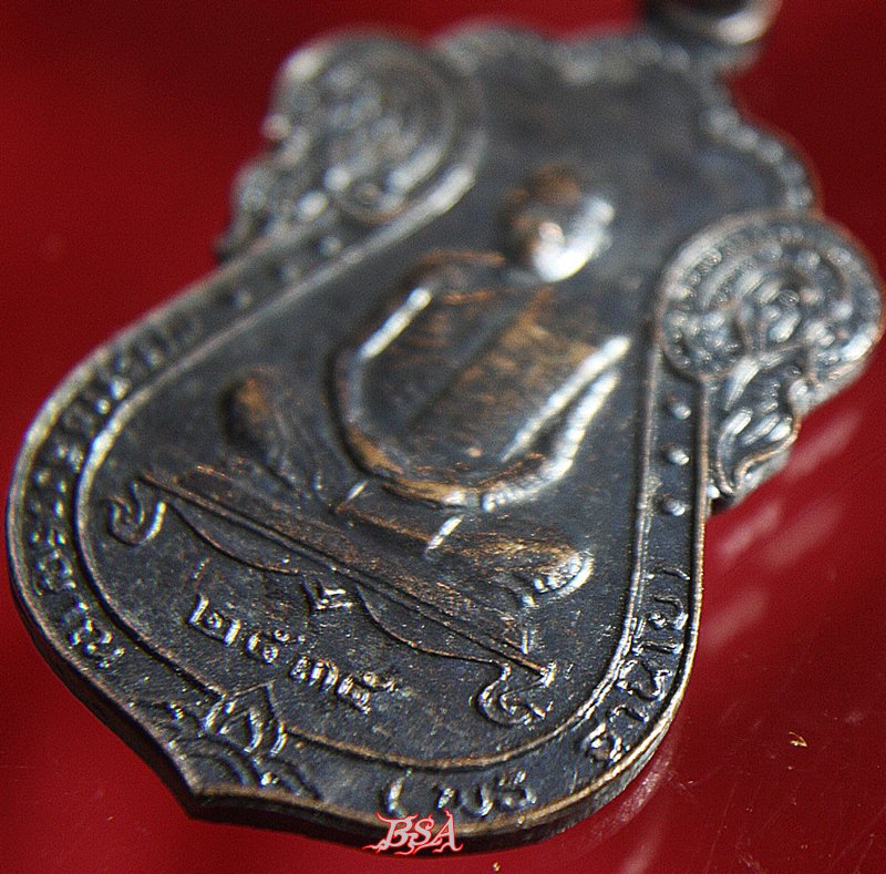 เหรียญเสมาหลวงพ่อพุธ ฐานิโย วัดป่าสาลวัน ปี2535 (6)