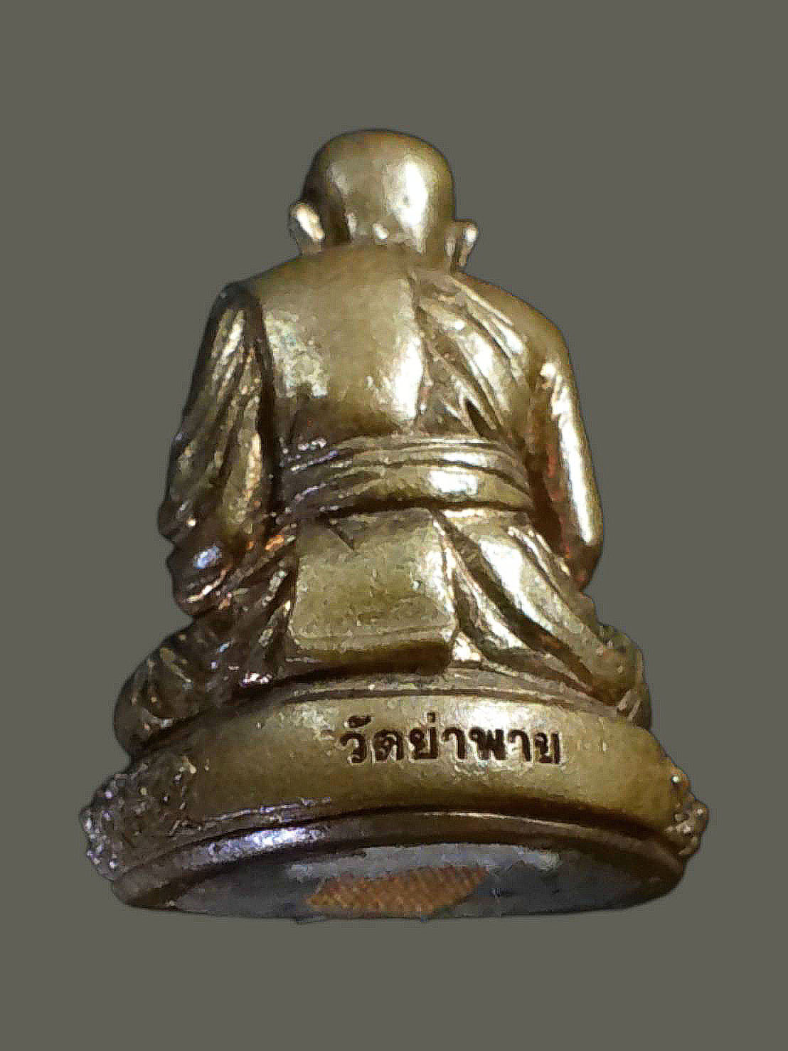 พระรูปเหมือนหล่อรุ่นแรก เนื้อนวะ ครูบาบุญตั๋น เตชธัมโม วัดย่าพาย เชียงใหม่ ใต้ฐานอุดผงวิเศษ จีวร สายสิญณ์และเส้นเกศา