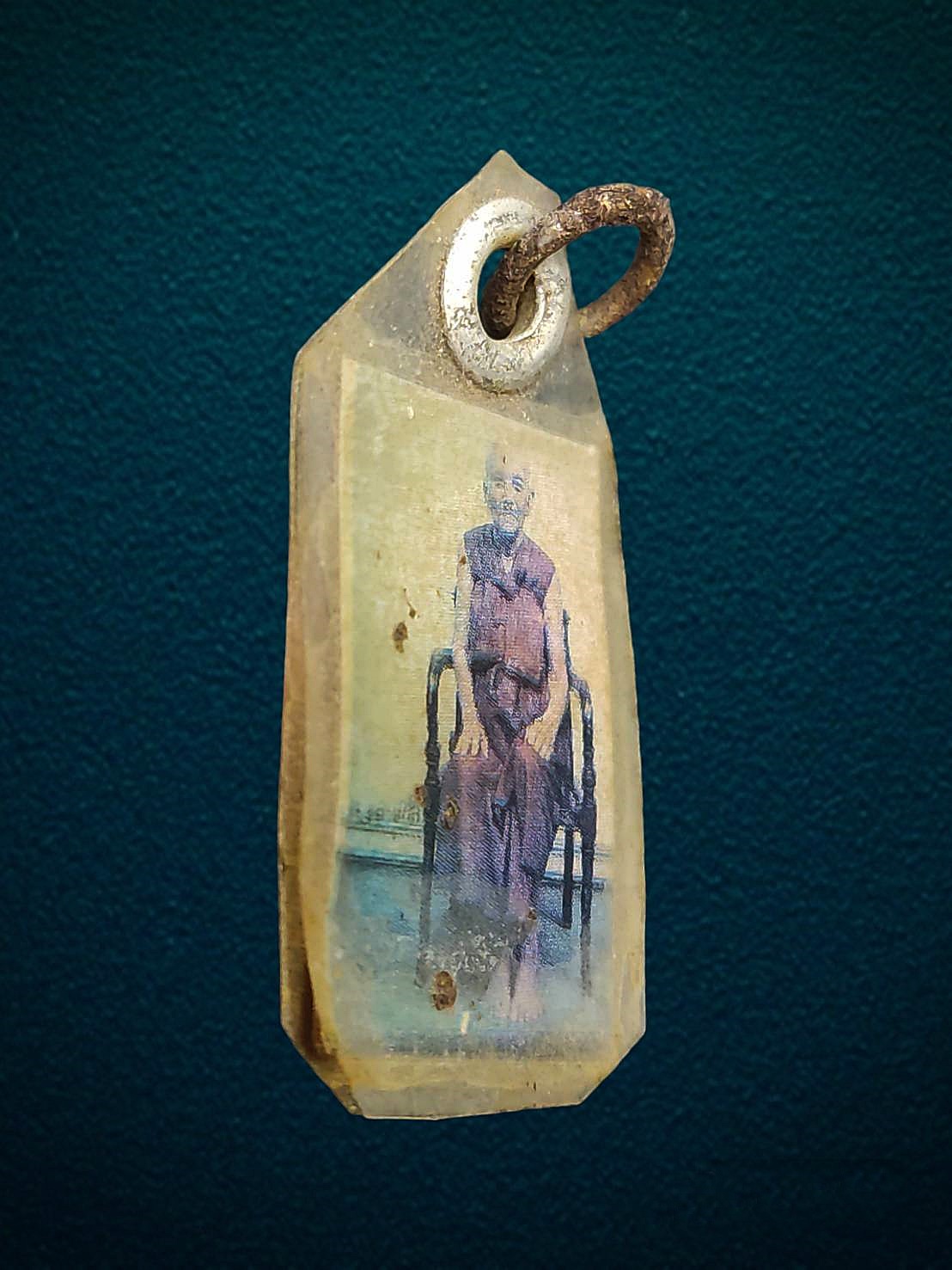 รูปถ่าย นั่งเก้าอี้ หลวงปู่บุดดา ถาวโร วัดกลางชูศรีเจริญสุข สิงห์บุรี