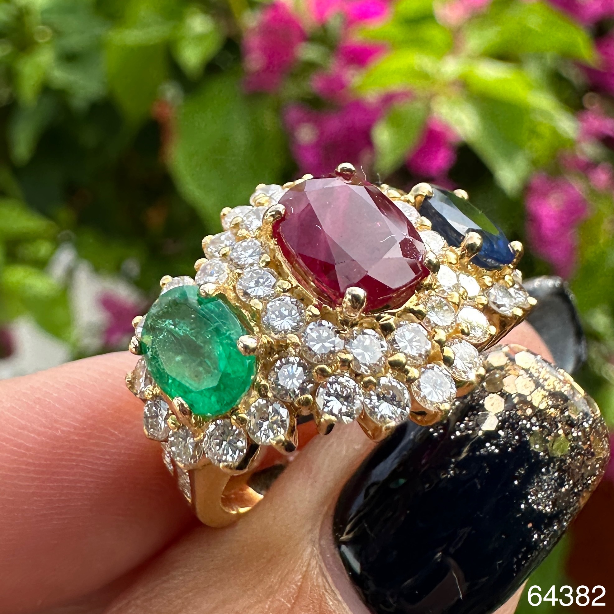 รหัส 64382 แหวน ทับทิม สยาม มรกต ไพลิน ฝังเพชร 41/1.23 ct บ่าข้าง 16/0.16 ct ทอง90 ขนาด 48.5 พร้อม Cert. นน. 11