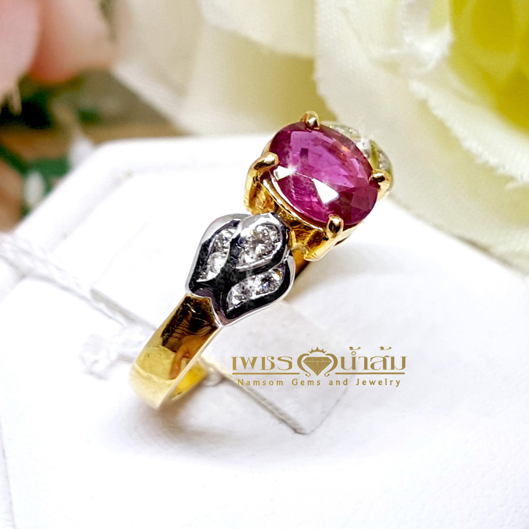 แหวนพลอยทับทิม Ruby สีเลือดนก ทรงหวานประดับตกแต่งด้วยเพชรแท้เป็นทรงใบไม้ไขว้ลายไทย บนตัวเรือนทองแท้ทั้งตัวเรือน