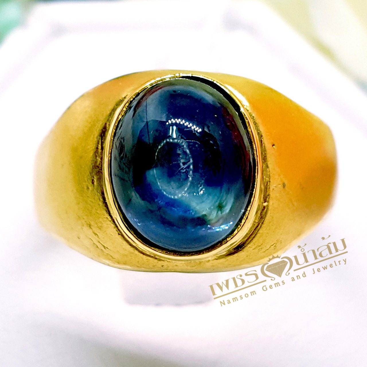 แหวนพลอย ไคยาไนต์(Kyanite) สีน้ำเงิน เจียรเหลี่ยมคาบาชอน ทรงเรียบง่าย ส่วมใส่ได้ทุกวัน บนตัวเรือนทองแท้ทั้งตัวเรือน
