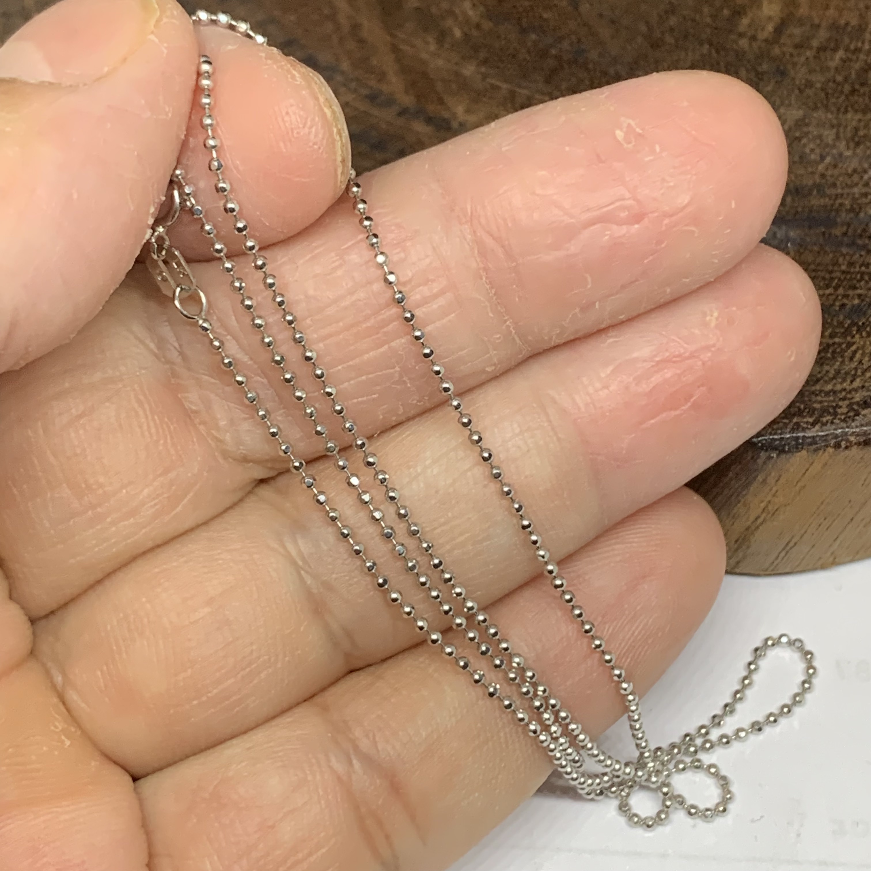 รหัส 64520 สร้อยคอ อิตาลี750 ทอง18Kขาว ลายเม็ดกลมไข่ปลา รอบเส้น ความยาว 16 นิ้ว นน. 2.28 g