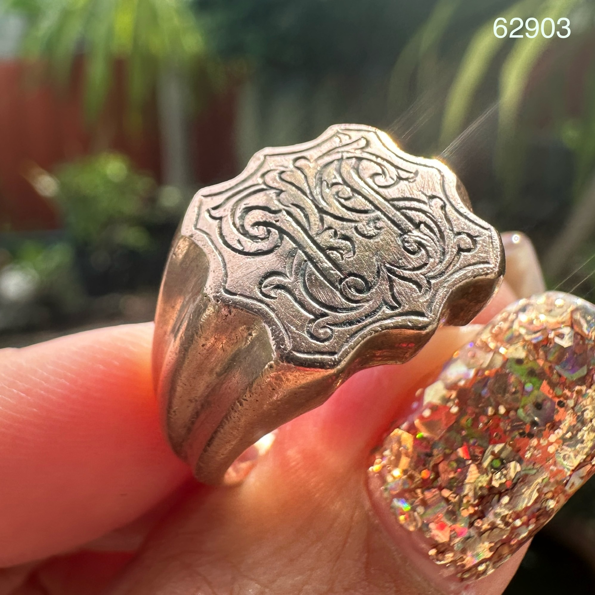 รหัส 62903 แหวน นาก40 หน้าโล่ห์ แกะลายเถาว์วัลย์ ขนาด 52.5 งานเก่า หลุดจำนำ สวยมาก นน. 13.90 g