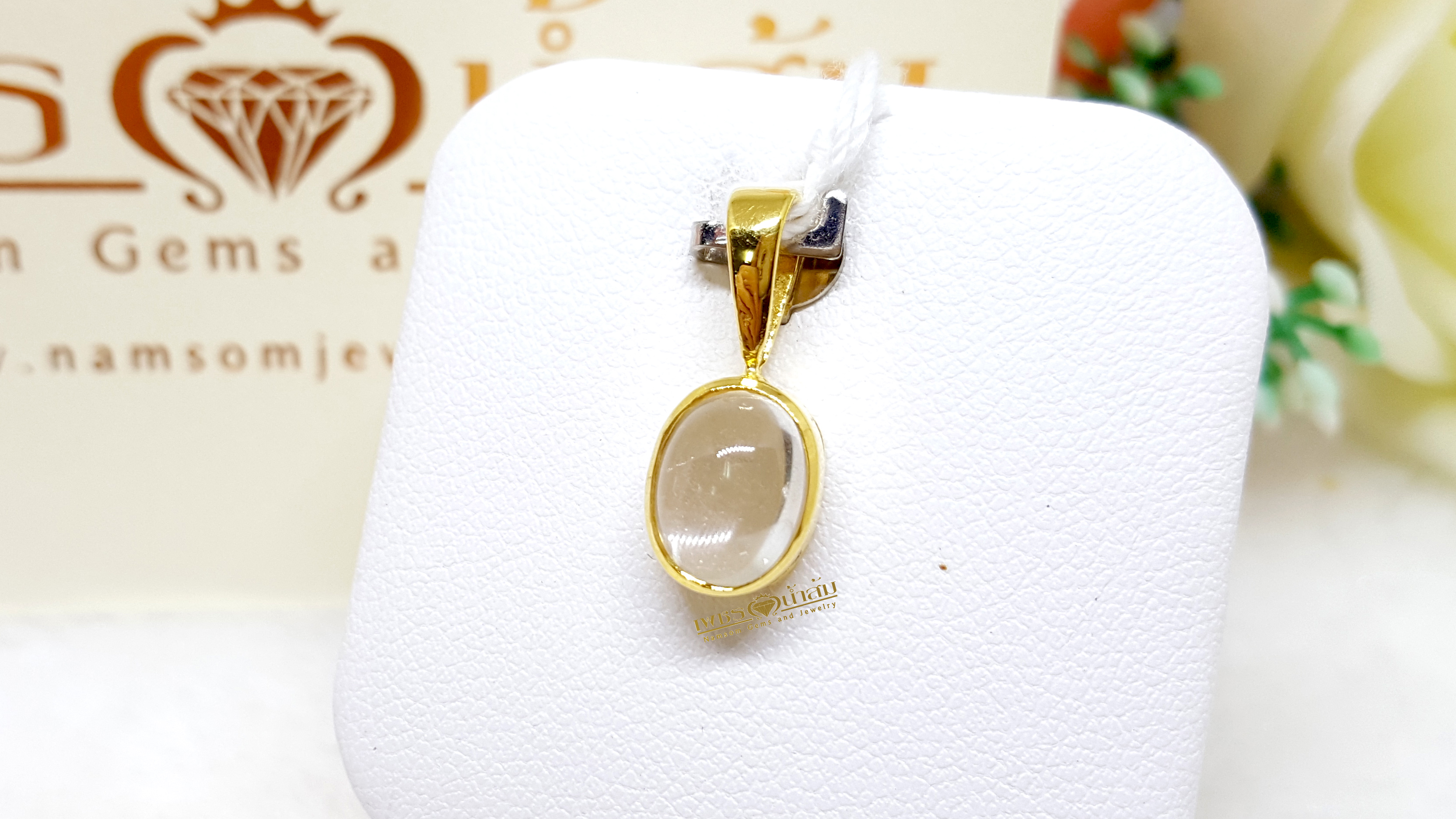 จี้พลอยWhite Zircon จาก New South Wales, Australia เจียรทรงคาบาชอนให้เห็นเหลือบ ฝังหุ้มด้วยทองแท้ เรียบง่ายน่ารัก