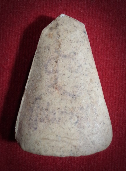 พระพุทธ ห้าเหลี่ยม เนื้อผงน้ำมัน ไม่ทราบที่