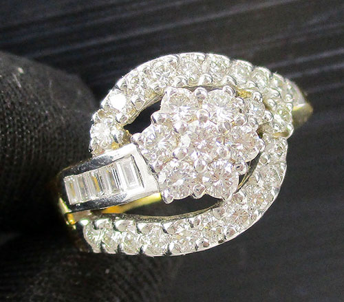 รหัส 39436 แหวน เพชรกระจุก 34 เม็ด 1.05 ct เพชรสวยวิ้งๆๆ ทอง90 งานสวยมาก นน. 6.60 g