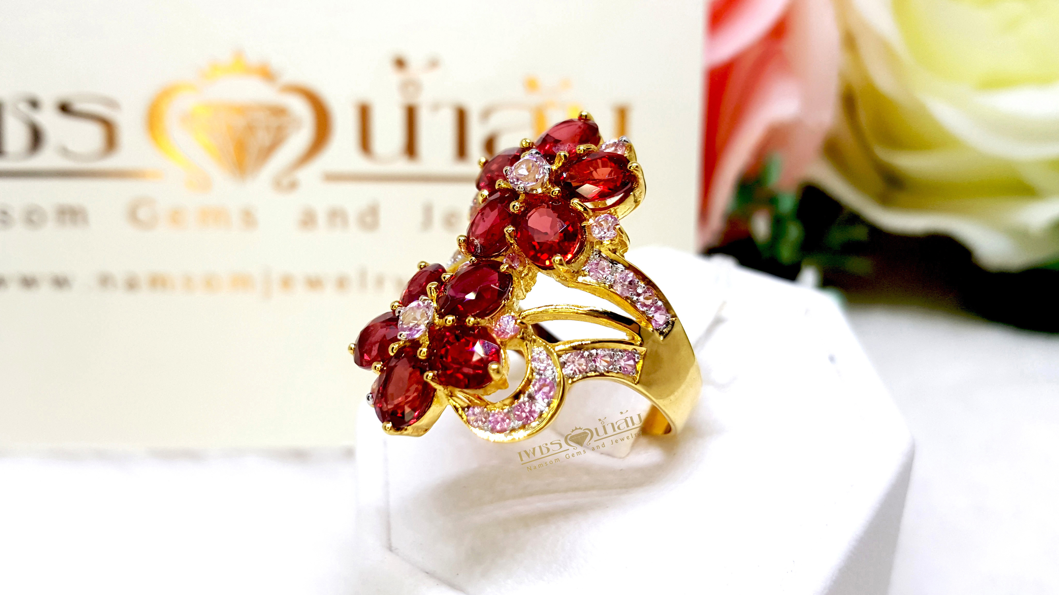 แหวนทับทิม Ruby สีแดงสด เรียงร้อยเป็นทรงดอกไม้ อ่อนหวาน ประดับฝังด้วยเพชรแท้น้ำงาม บนตัวเรือนทองแท้ทั้งตัวเรือน